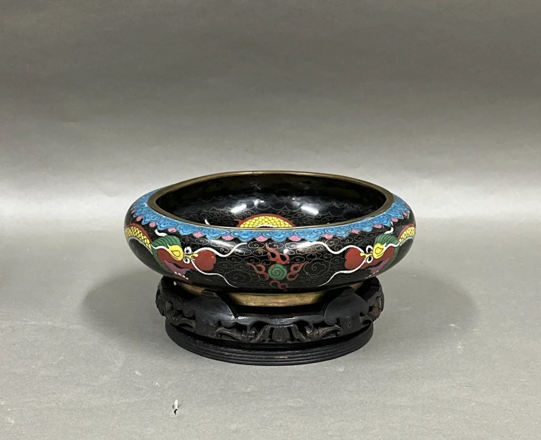 Bronze bowl with cloisonné enamel decoration of dragons chas - Lot 195