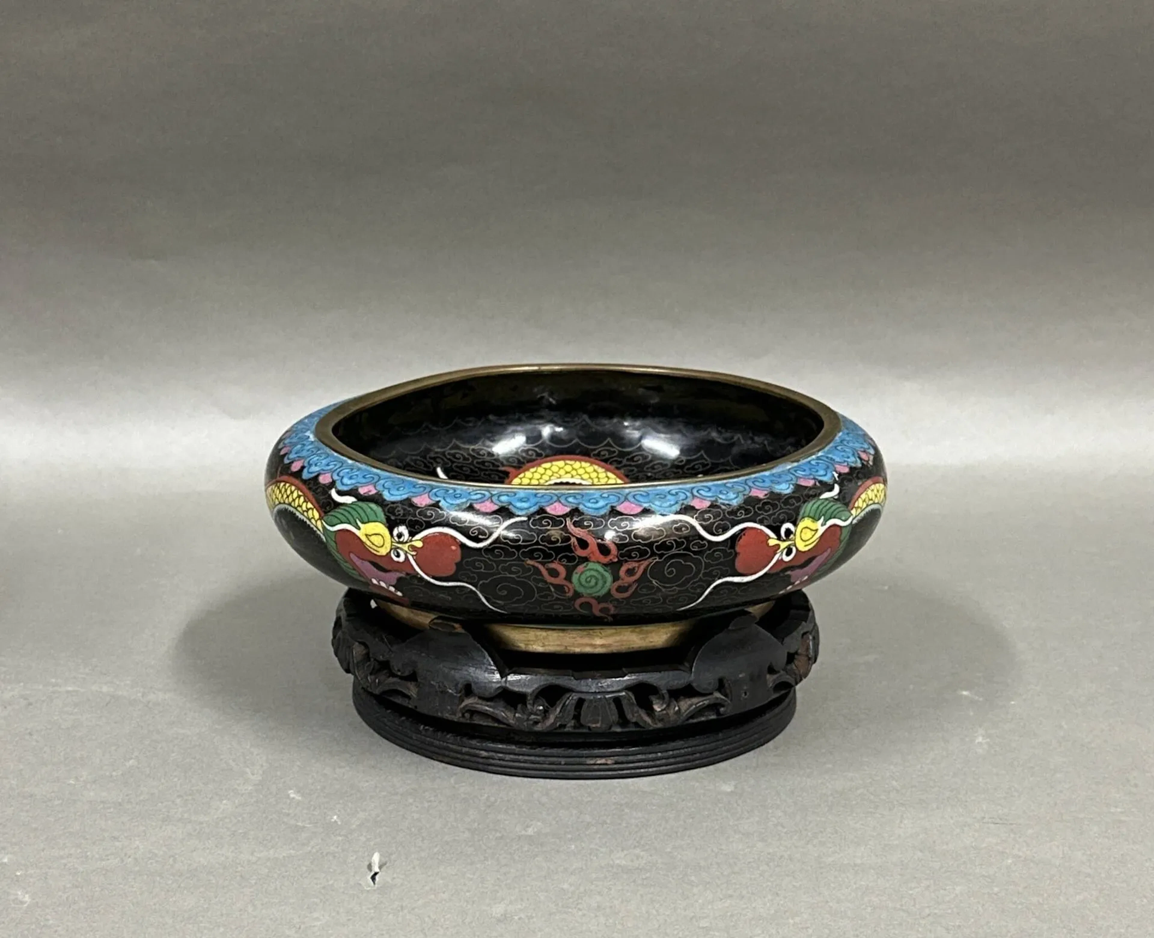 Bronze bowl with cloisonné enamel decoration of dragons chas - Lot 195