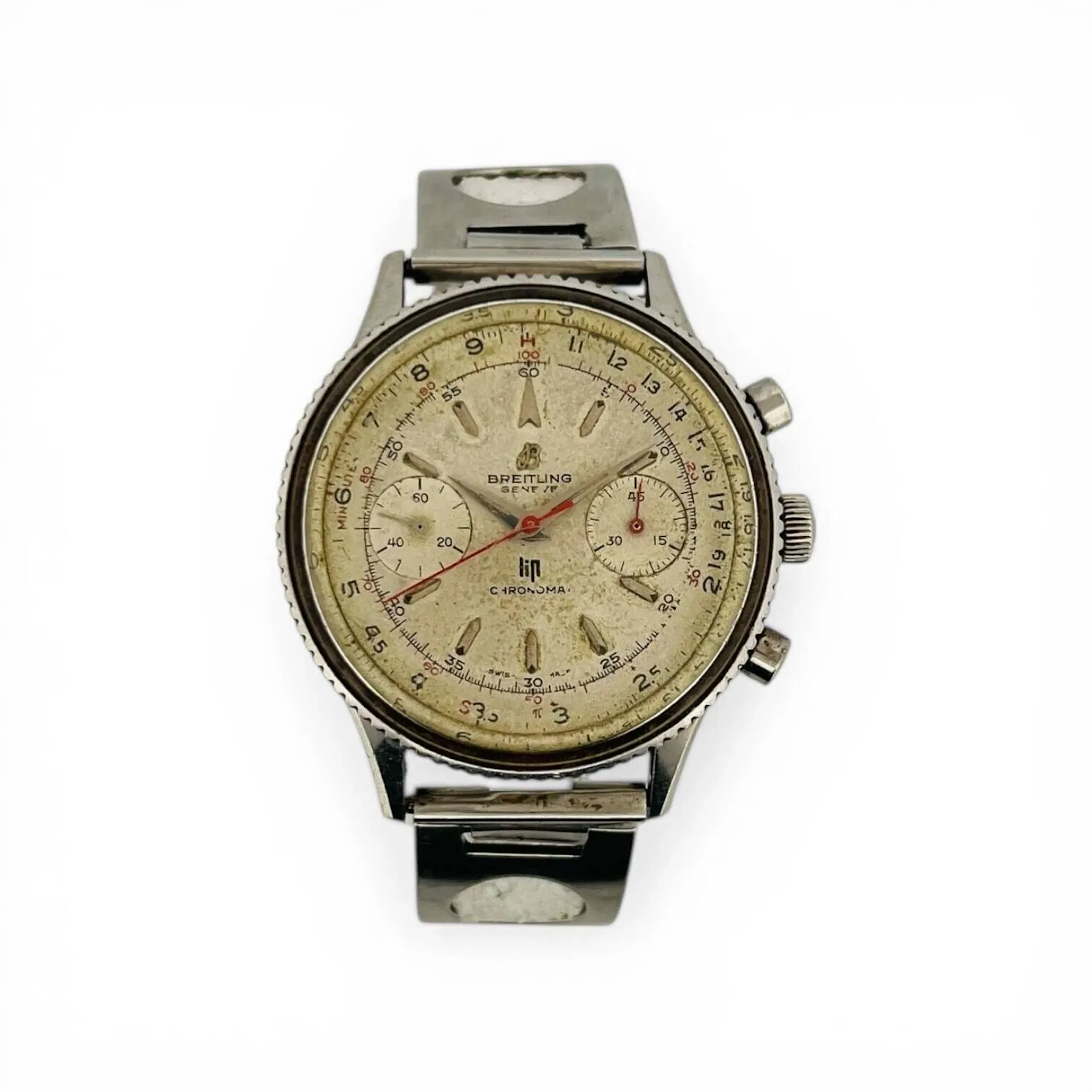 BREITLING LIP CHRONOMAT Montre bracelet chronographe en acier, cadran argenté, minuterie noire, index argentés facettés en applique, petite seconde à neuf heures, totalisateur des 45 minutes du chronographe à trois heures, signatures Breitling Genève Chronomat et LIP, aiguilles dauphines argentées. Couronne signée Breitling. Lunette tournante bidirectionnelle avec échelles de mesures. Fond de boitier en acier clipé signé numéro de brevet 217012, référence 808, à l’intérieur signé Breitling Watch LTD, numéroté 1072841. Mouvement mécanique à remontage manuel signé Breitling Watch Ltd, code WOG, base Venus 175. Bracelet en acier «Racing» fermeture à échelle. Montre et chronographe fonctionnels lors de l’expertise, sans garantie de fonctionnement futur et d'état des pièces, prévoir révision. Rayures au boitier, cadran oxydé présentant des manques de peinture et des traces, lunette bloquée. Diamètre 37 mm Vers 1960 Expertise : Nicolas Amsellem