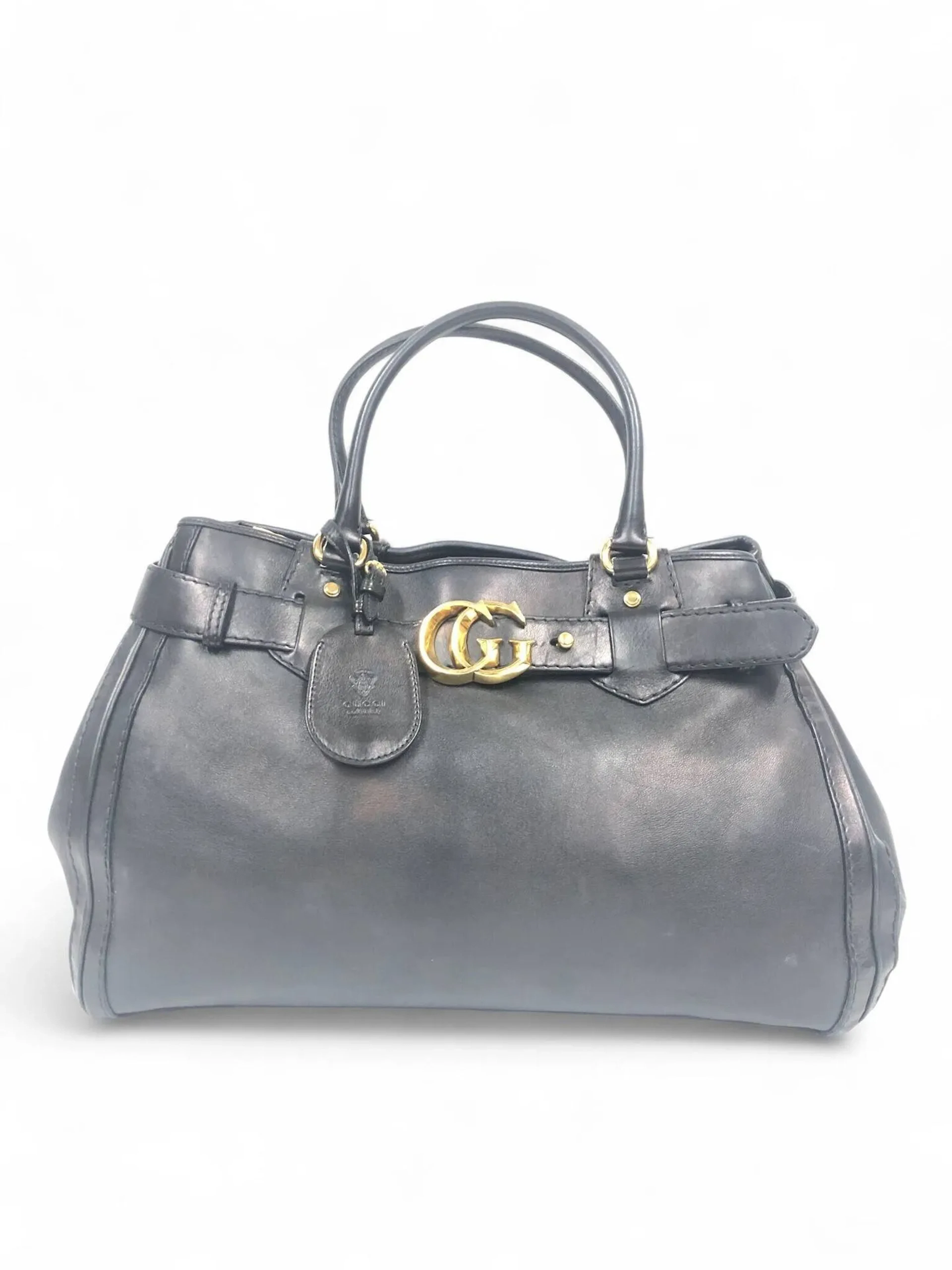 GUCCI Sac à main en veau souple noir. Doublure en tissu naturel. Bijouterie en métal doré. Fermeture par pattes aimantées. État d’usage, léger frottement aux angles. Salissure sur la doublure intérieure 45 x 32 x 20