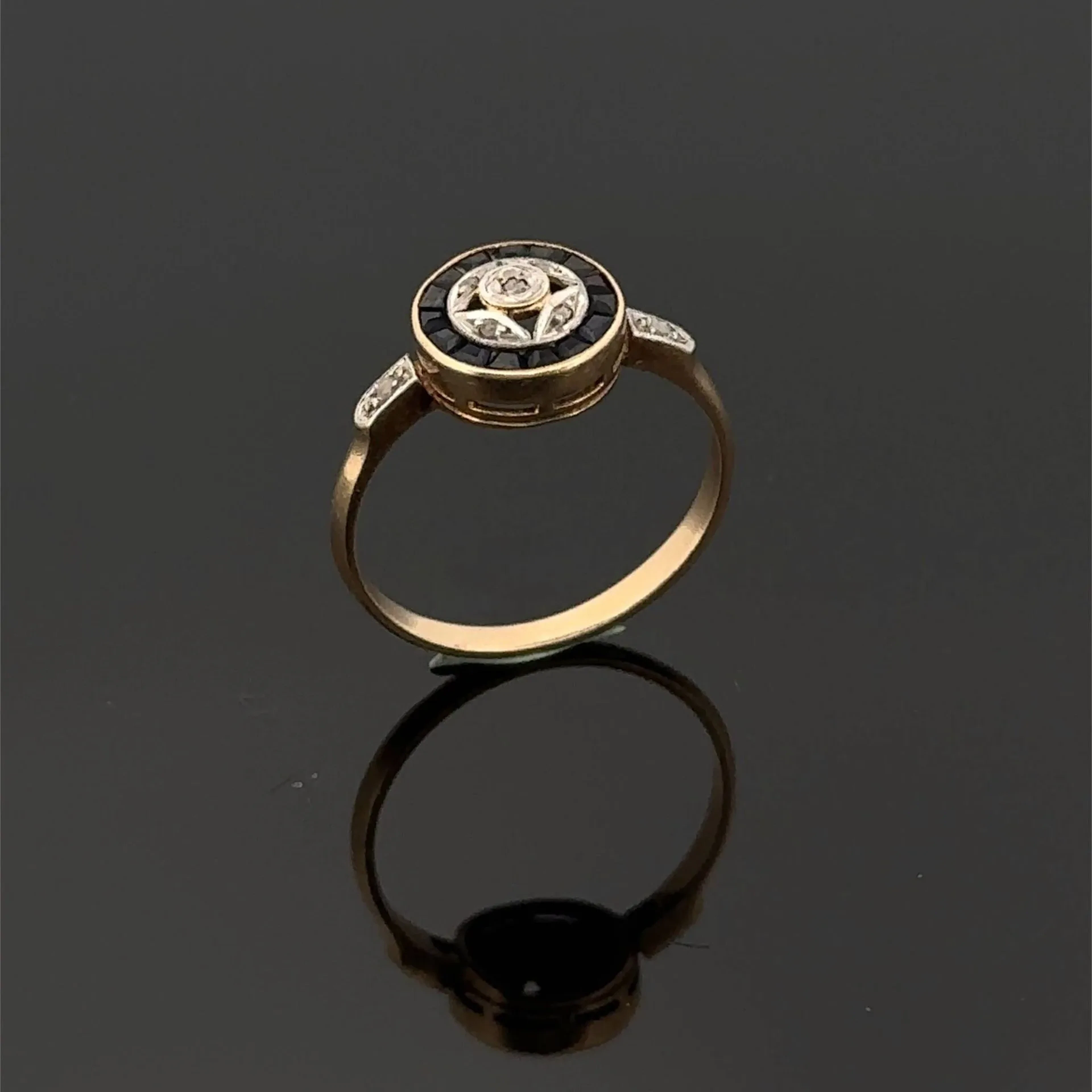 Openwork circular ring in yellow gold (750), set with a smal - Lot 228