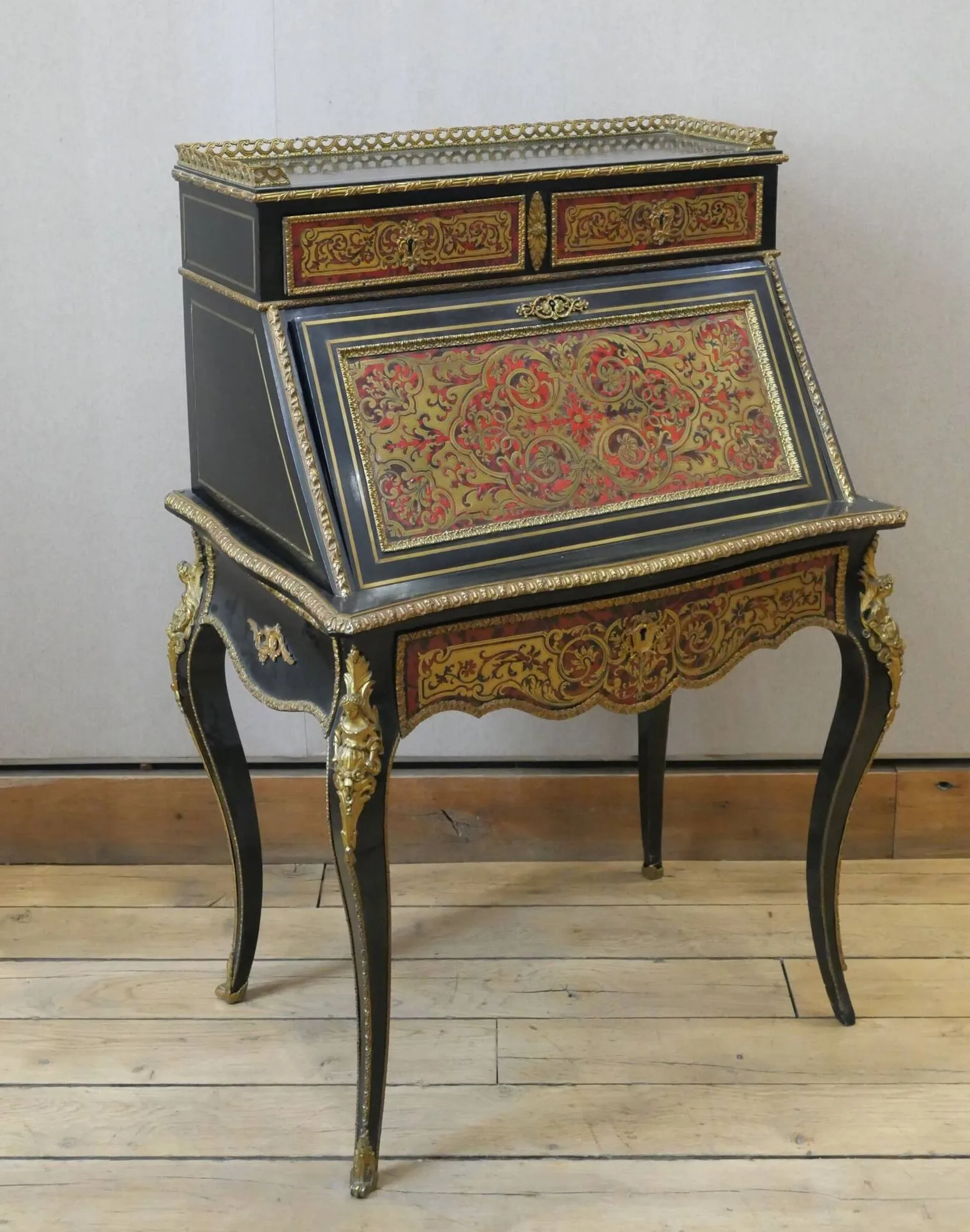 A lady’s writing desk in blackened wood inlaid with gilded b - Lot 362