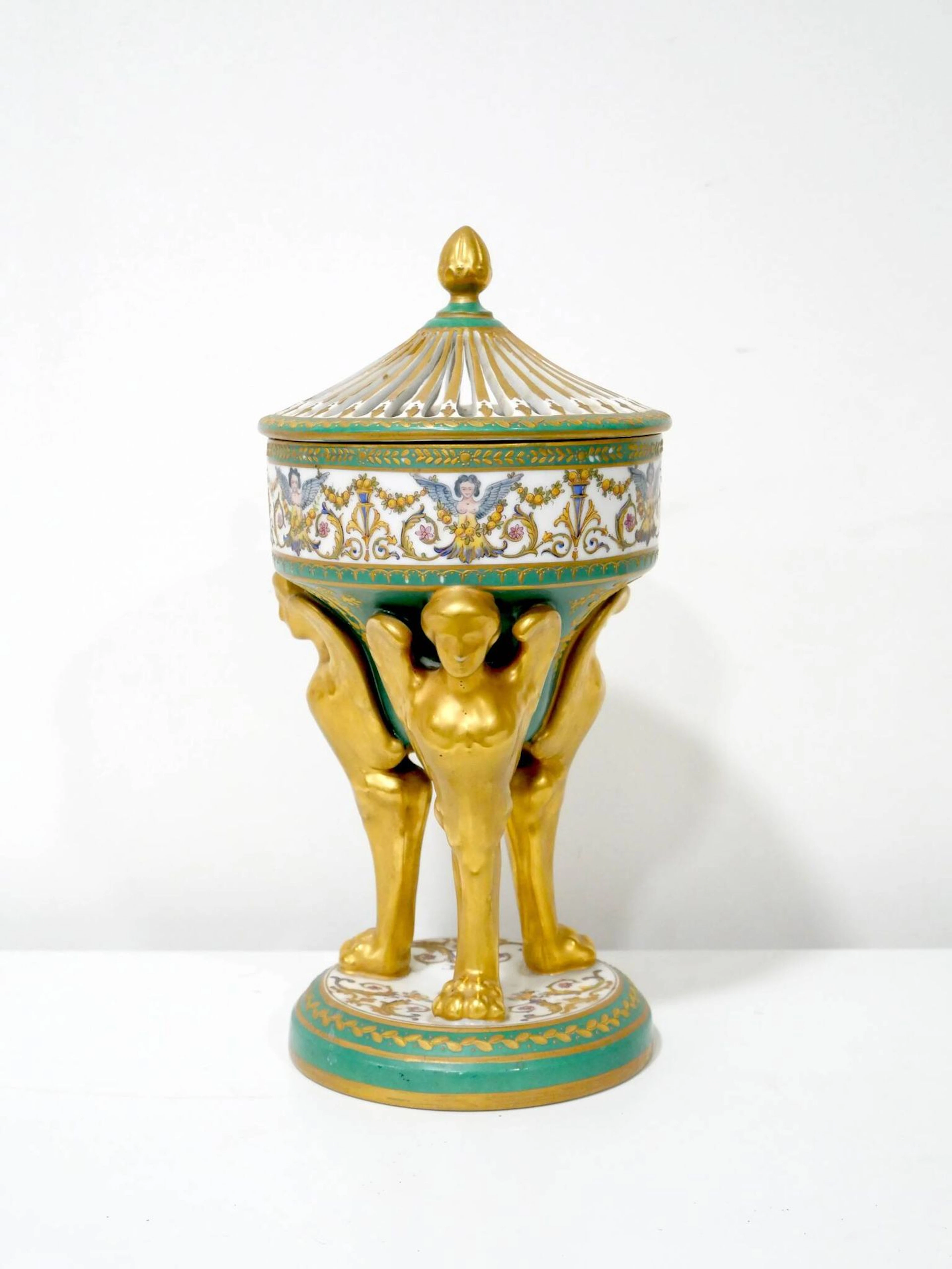 A Paris porcelain incense burner in the shape of an Athenian - Lot 190