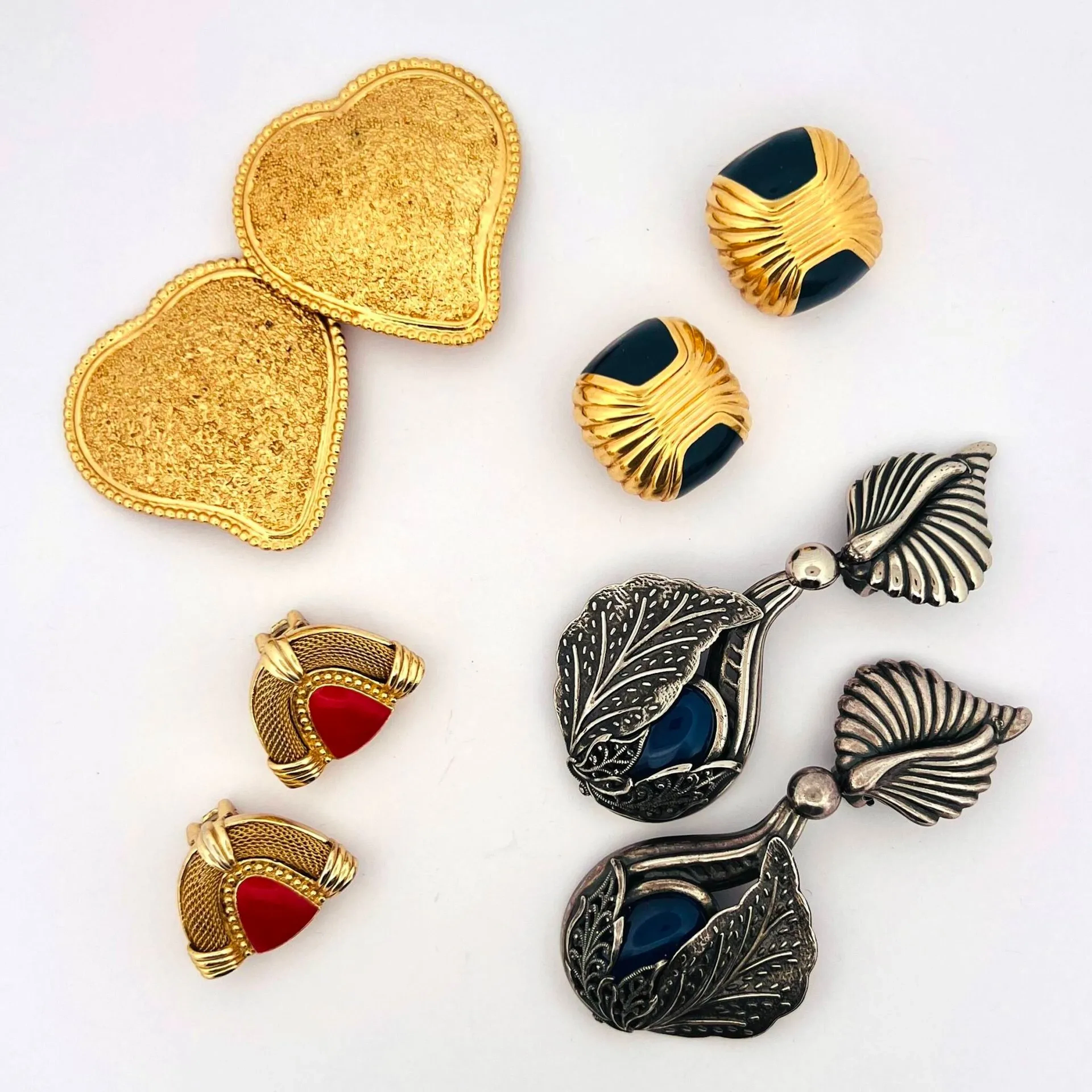 LOT includes: - Lot 215