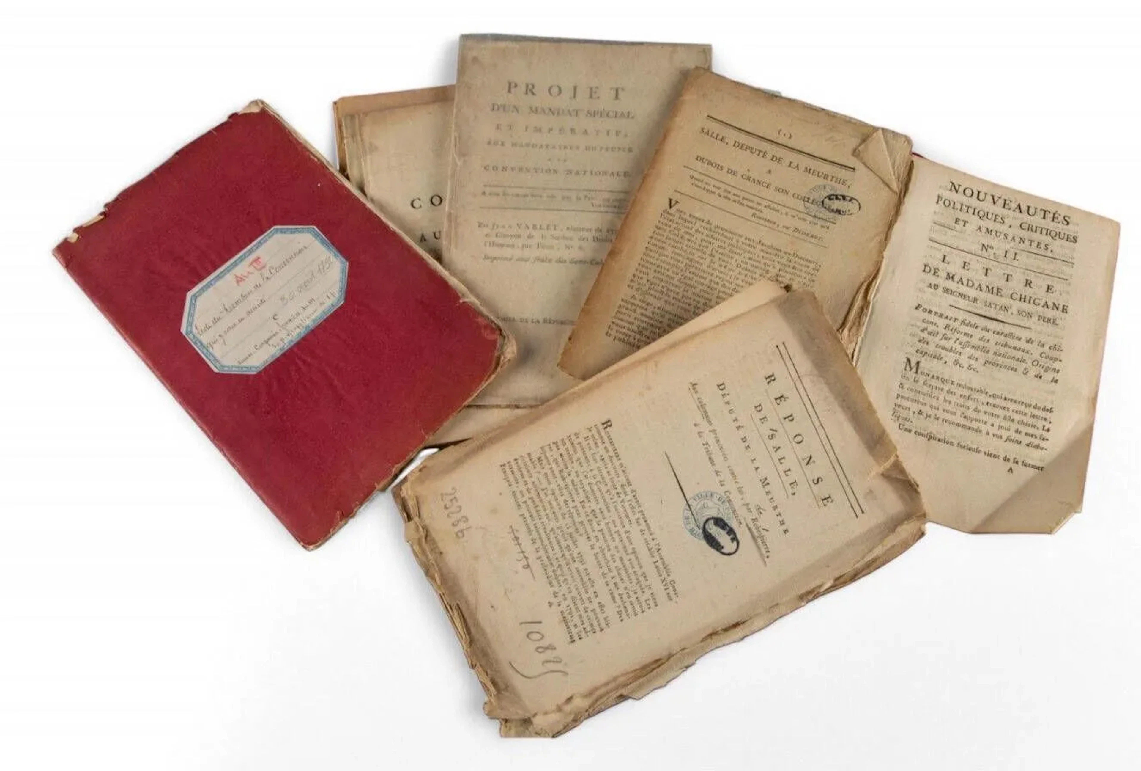 RÉVOLUTION. - Ensemble 10 plaquettes et pièces imprimées. - LISTE formée en exécution de l'article II du décret de la Convention nationale, du 13 Fructidor de l'an troisième, des Membres de la Convention qui y sont en activité. Douai, De l'Imprimerie de Carpentier, s.d. [1795]. Brochure in-8 de 30 pages et un feuillet pour le Supplément. - LEBOIS. Le Directoire exécutif, traité comme il le mérite ; par le peuple malheureux ; ou Pétition des Ouvriers, Rentiers, Pensionnaires, marchands en gros et en détail, manufacturiers, commis et employés de la République, et fonctionnaires publics, au Gouvernement. [Paris], De l'Imprimerie de Lebois, s.d. [vers 1795]. Brochure in-8 de 8 pages. Pamphlet le plus célèbre de Lebois, journaliste démocrate et imprimeur de l'Imprimerie des Amis des Sans-Culottes. L'auteur proteste contre la fureur de s'enrichir survenue après les événements du 9 thermidor et la corruption qui s'ensuivit. Réparation au dernier feuillet. - RONSIN. Discours prononcé le samedi 18 août 1792, à la Section du Théâtre François, dite de Marseille, à l'occasion de la cérémonie funèbre ordonnée en l'honneur de nos frères d'armes morts à la journée du 10, pour la défense de la Liberté et de l'Égalité. Paris, l'an 4ème de la Liberté et le 1er de l'Égalité. Plaquette in-12 de 12 pages, bradel demi-maroquin rouge avec coins (Honnelaître). - LETTRE de Madame Chicane au seigneur Satan, son père. Portrait fidèle du caractère de la chicane. Réforme des tribunaux. Coup-d'œil sur l'assemblée nationale. Origine des troubles des provinces & de la capitale, &c. [Paris], Nyon, Cellot, 1789. Pièce in-8 de 8 pages, déreliée. N°2 des Nouveautés politiques, critiques et amusantes, rare journal révolutionnaire. - SALLE (Jean-Baptiste). Réponse aux calomnies prononcées contre lui, par Robespierre, à la Tribune de la Convention. Paris, De l'Imprimerie nationale, s.d. 6 pages déreliées. Jean-Baptiste Salle (1759-1794), député de la Meurthe, se montra opposé à la mort du roi et réclama plutôt l'appel au peuple pour faire le procès de Louis XVI. Cachet annulé. - SALLE (Jean-Baptiste). À Guffroi, député du Pas-de-Calais. [Paris], De l'Imprimerie nationale, s.d. 3 pages, en feuille. Cachet annulé. - SALLE (Jean-Baptiste). À Dubois de Crancé son collègue. S.l.n.d. 19 pages, en feuilles. Cachet annulé. - VARLET (Jean). Projet d'un mandat spécial et impératif, aux mandataires du peuple à la Convention nationale. [Paris, Chez les Directeurs de l'Imprimerie du Cercle social, 1792]. Brochure in-8 de 22 pages. - MANIFESTE relatif à la Société des Amis de la Constitution monarchique, envoyé à l'Assemblée nationale, à la Municipalité, aux Sections et même aux Jacobins. Accompagné d'un avertissement aux patriotes parisiens, trop souvent disposés à mépriser la loi et l'autorité publique pour ne suivre que leur impétuosité personnelle et leur autorité particulière. Paris, De l'Imprimerie de Girouard, s.d. In-8 de 35 pages, dérelié. - COMPTE-RENDU au peuple, par les commissaires de la Société des Amis de la Constitution monarchique. S.l.n.d. In-8 de 38 pages, dérelié. ex 14866/349