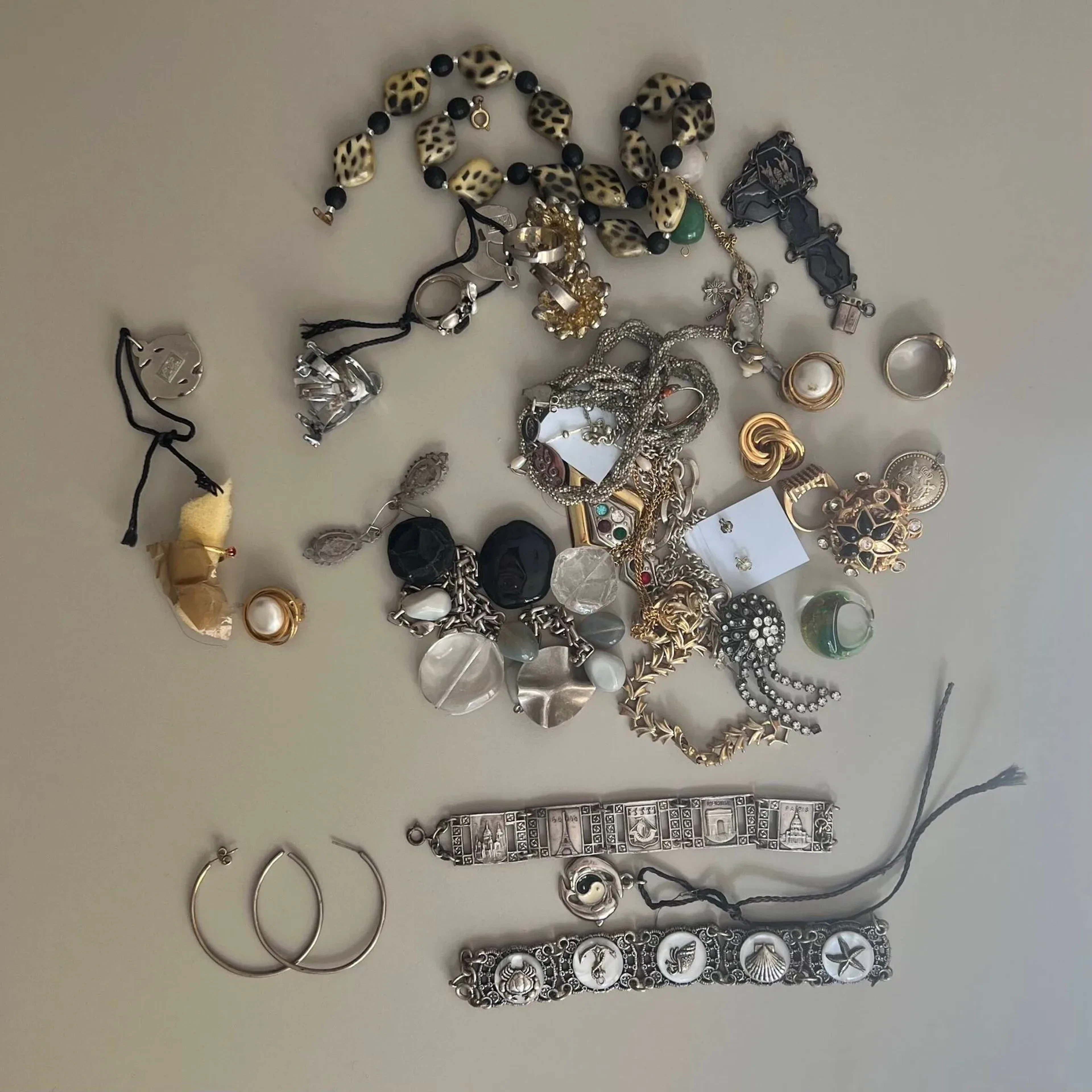 Lot of costume jewelry. - Lot 227