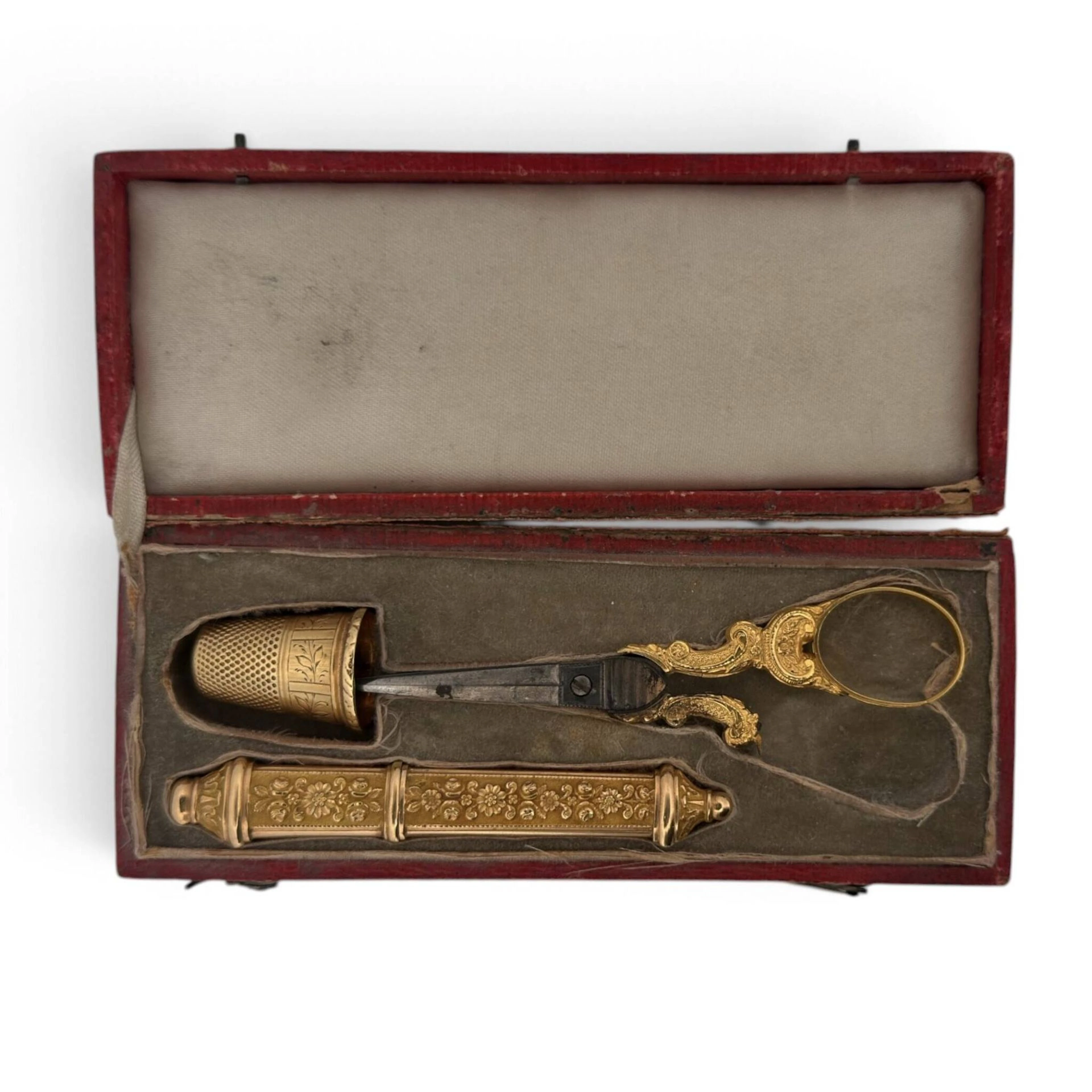 Mismatched sewing kit in yellow gold (750). Metal blade. Wor - Lot 247