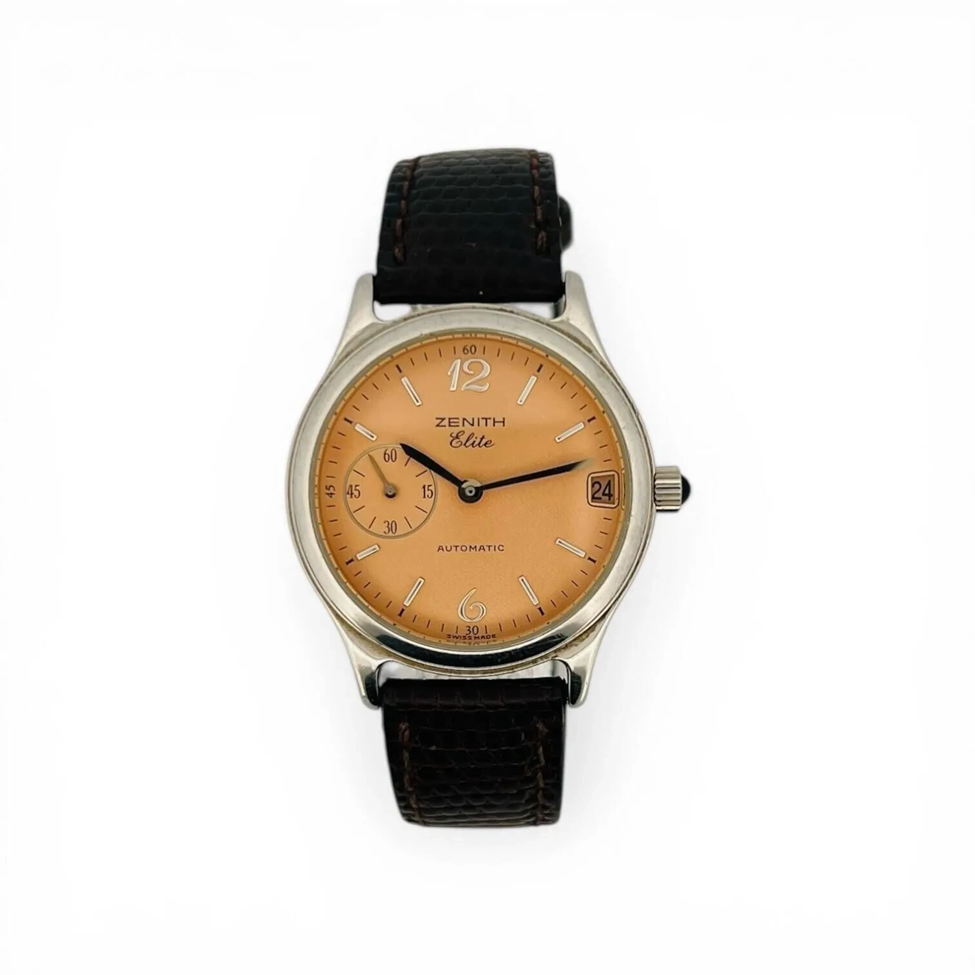 ZENITH ELITE Montre-bracelet en acier, cadran cuivre azuré, index en appliques argentées, aiguilles glaives argentées, petite seconde azurée à neuf heures, date à trois heures. Fond clipé en acier et verre, signé Zenith numéroté 90/01.0050 680. Mouvement mécanique à remontage automatique signé Zenith Calibre 680. Bracelet en cuir noir, boucle ardillon en acier signée Zenith. Montre fonctionnelle lors de l’expertise, sans garantie de fonctionnement futur et d’état des pièces. Rayures au boitier. Vers 2000 Diamètre 31 mm