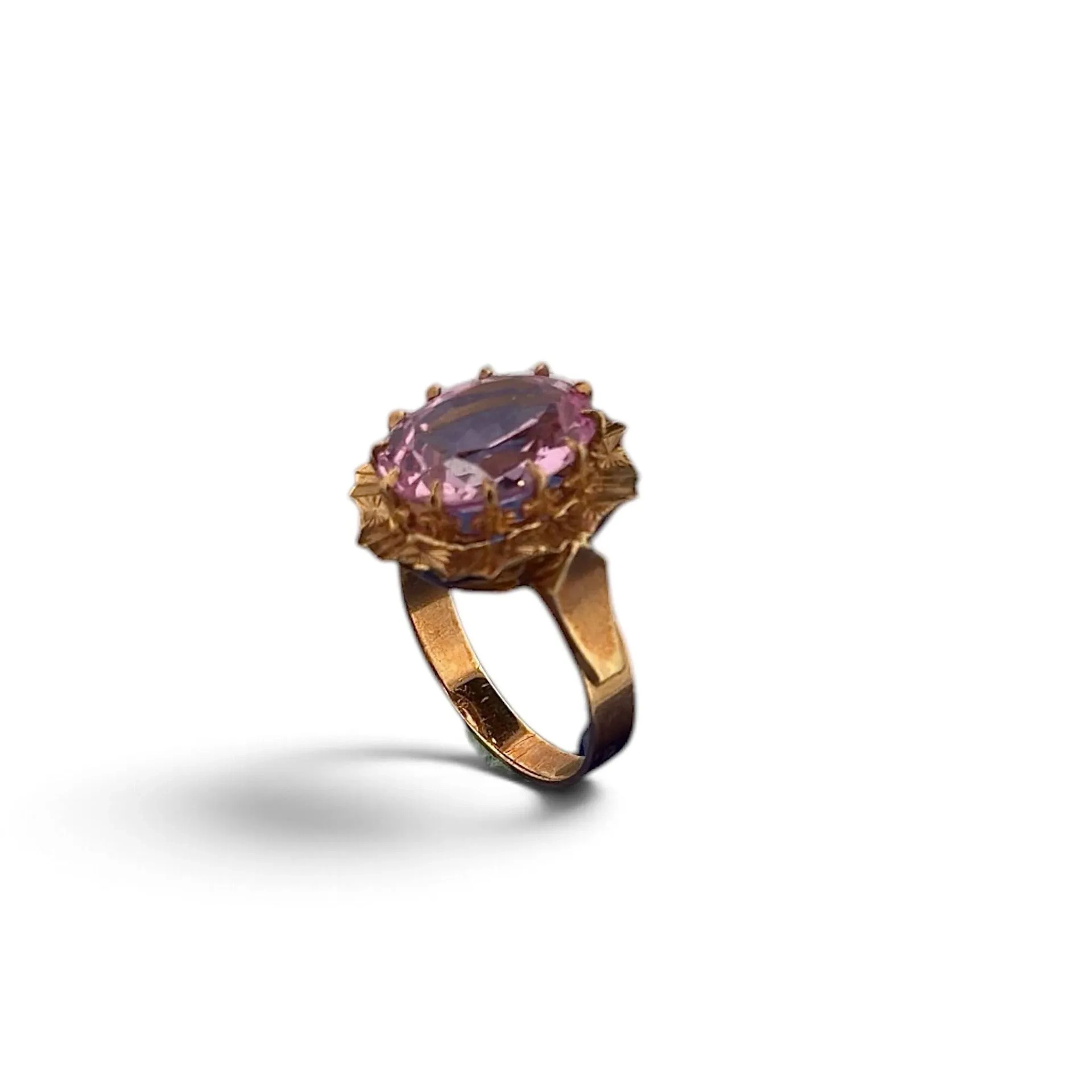 Openwork and engraved yellow gold (750) ring, set with a pin - Lot 123