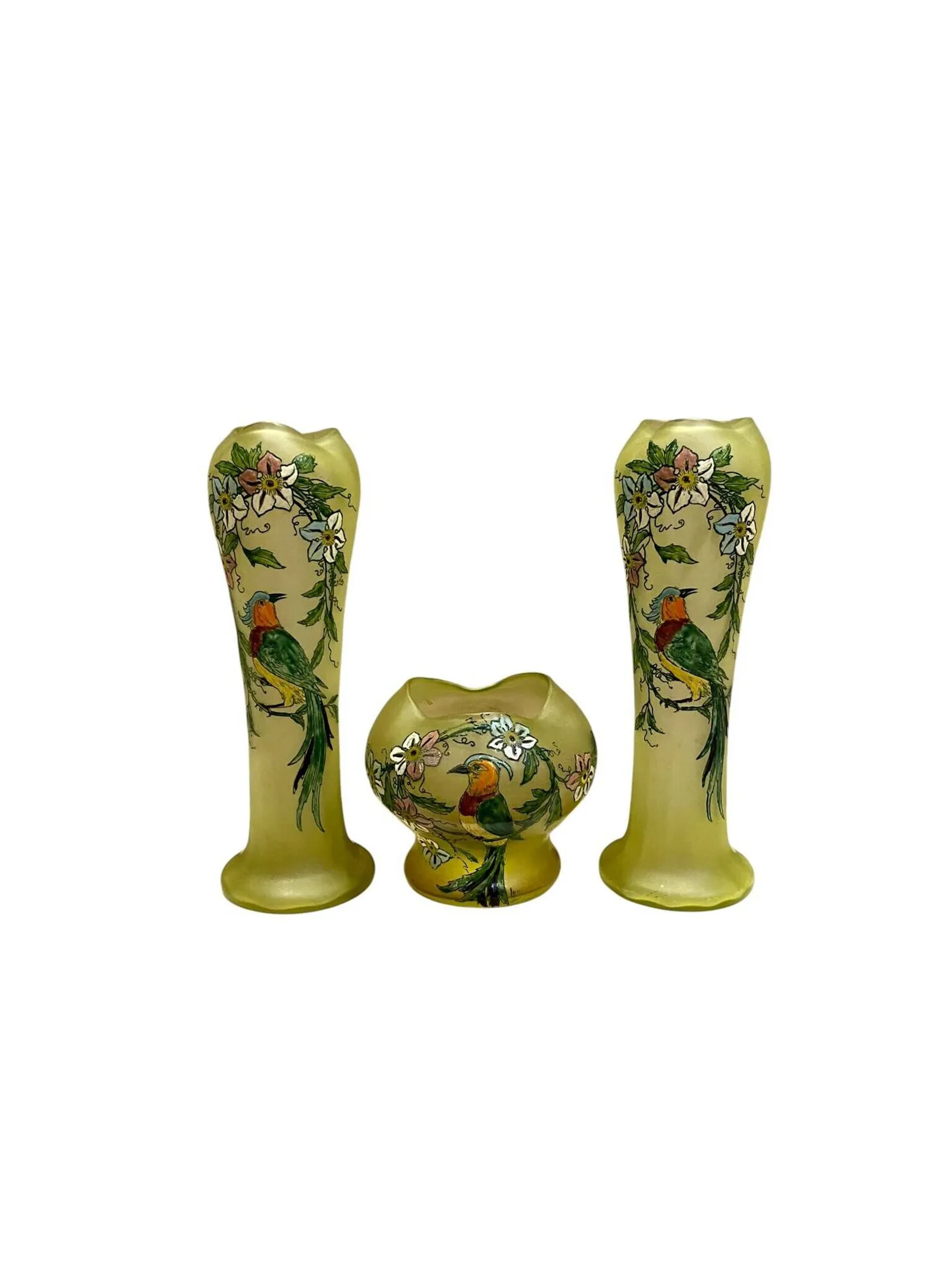 LEGRAS Garniture, 2 vases et une coupe en verre jaune à décor émaillé d'oiseaux et fleurs, vers le bas : Leg salissures Ht. coupe : 19 cm - Ht. vases : 41 cm