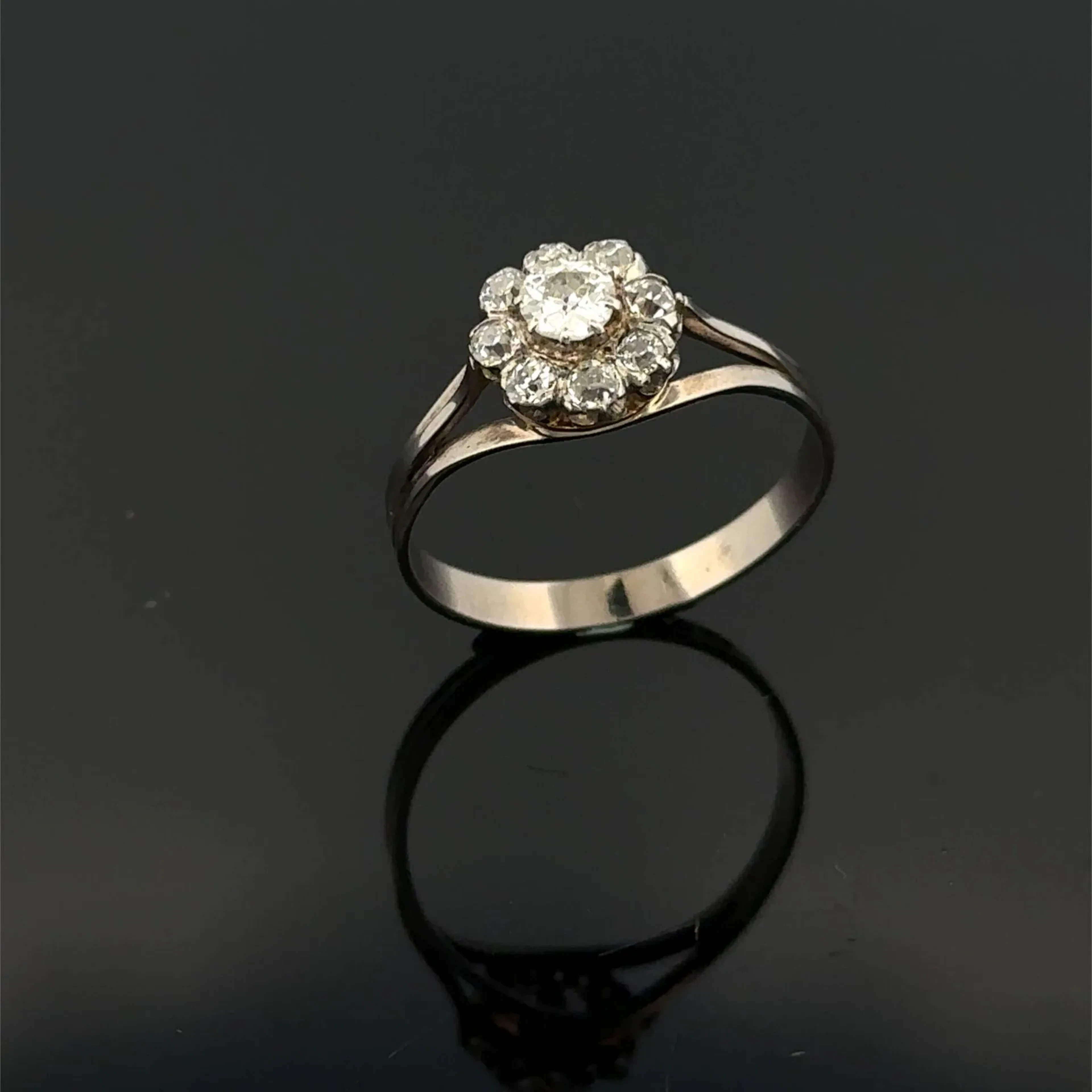 "Daisy" ring in white gold (750) set with nine old-cut diamo - Lot 297