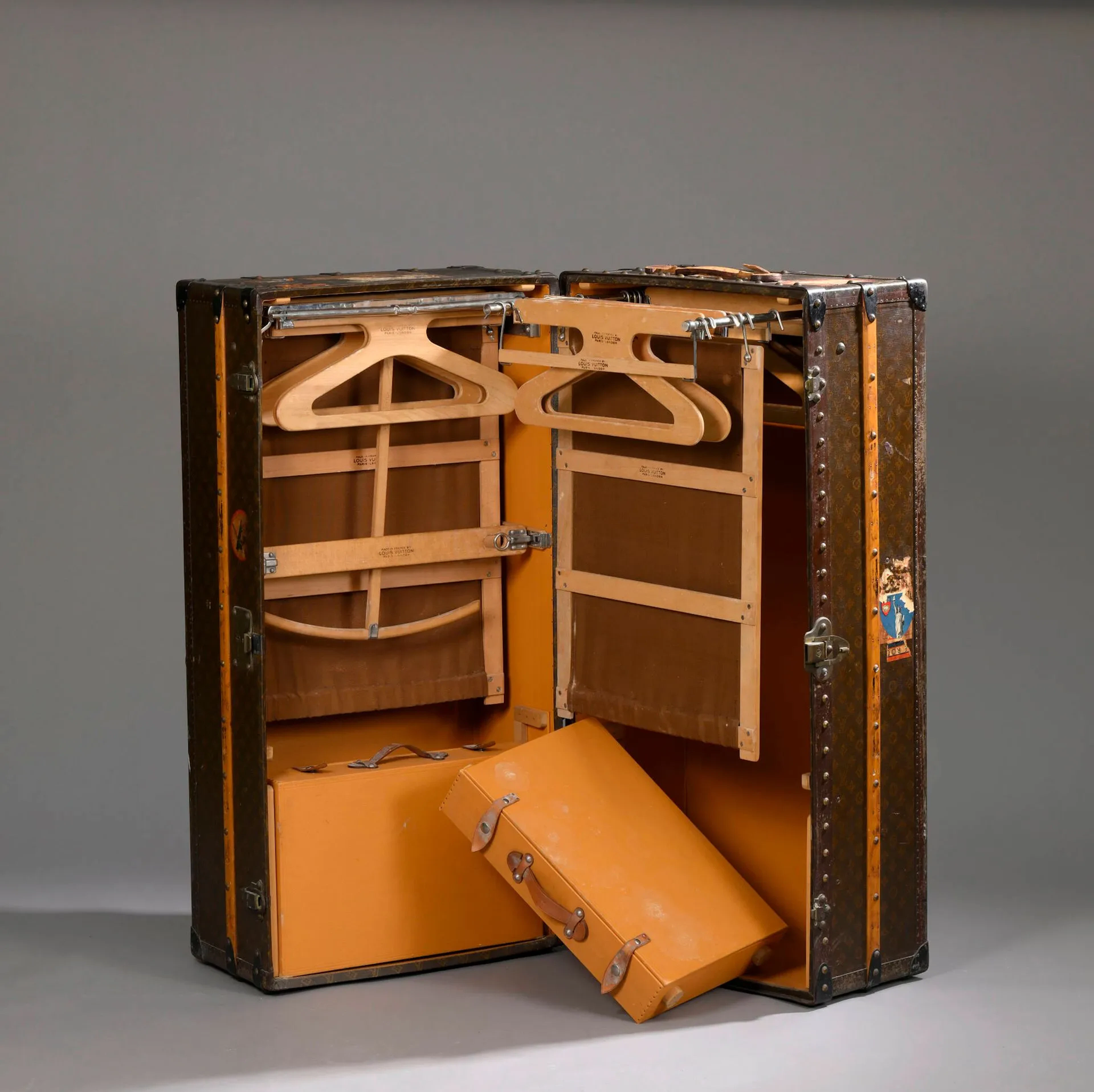 LOUIS VUITTON - Lot 236