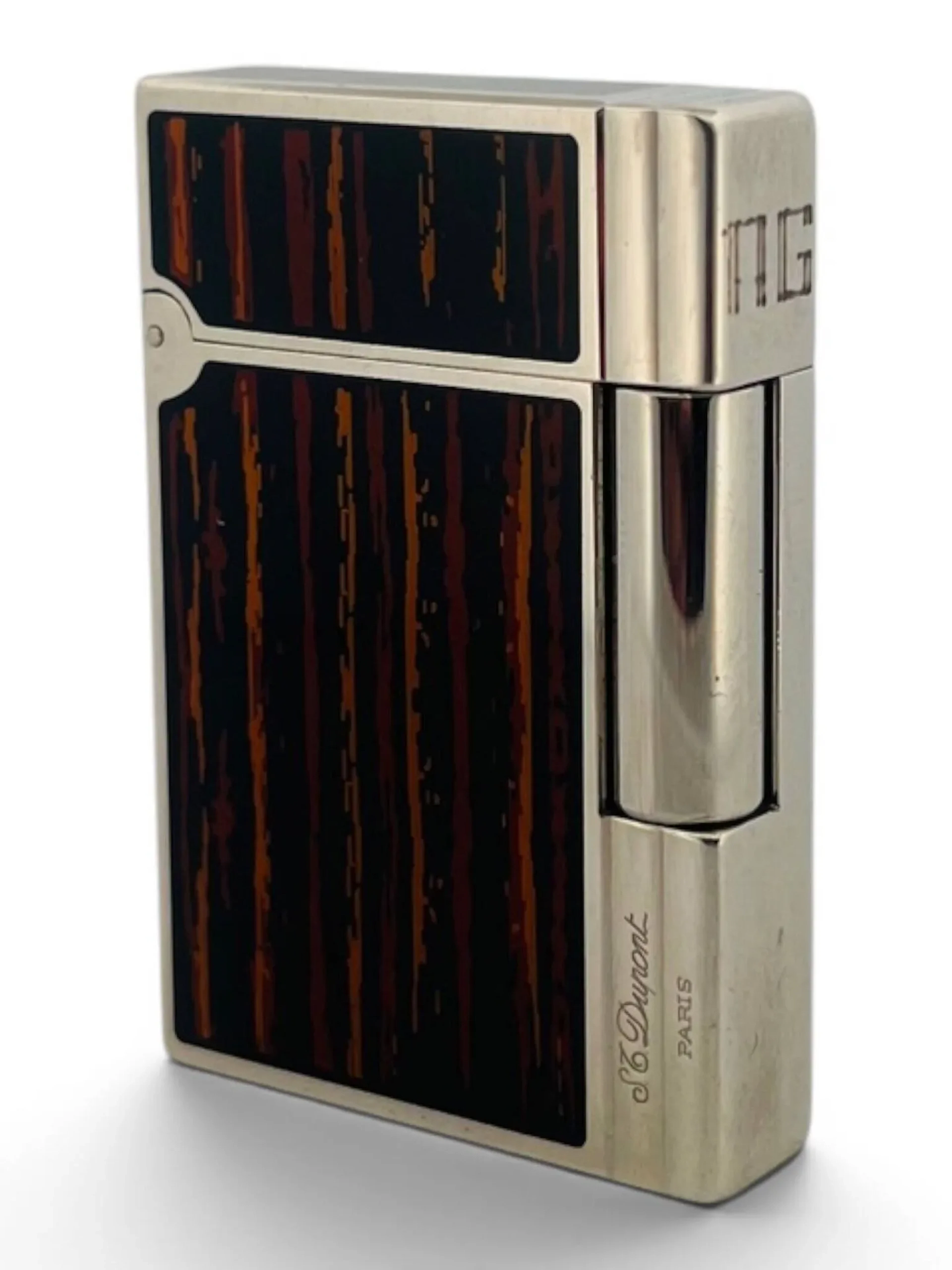 S.T. Dupont Briquet en laque de Chine, modèle Lady, monogrammé AG. Signé, numéro 1HOAV76. Dans son écrin, avec ses papiers. 55 x 36 x 10 mm Etat d'usage, à recharger en gaz.