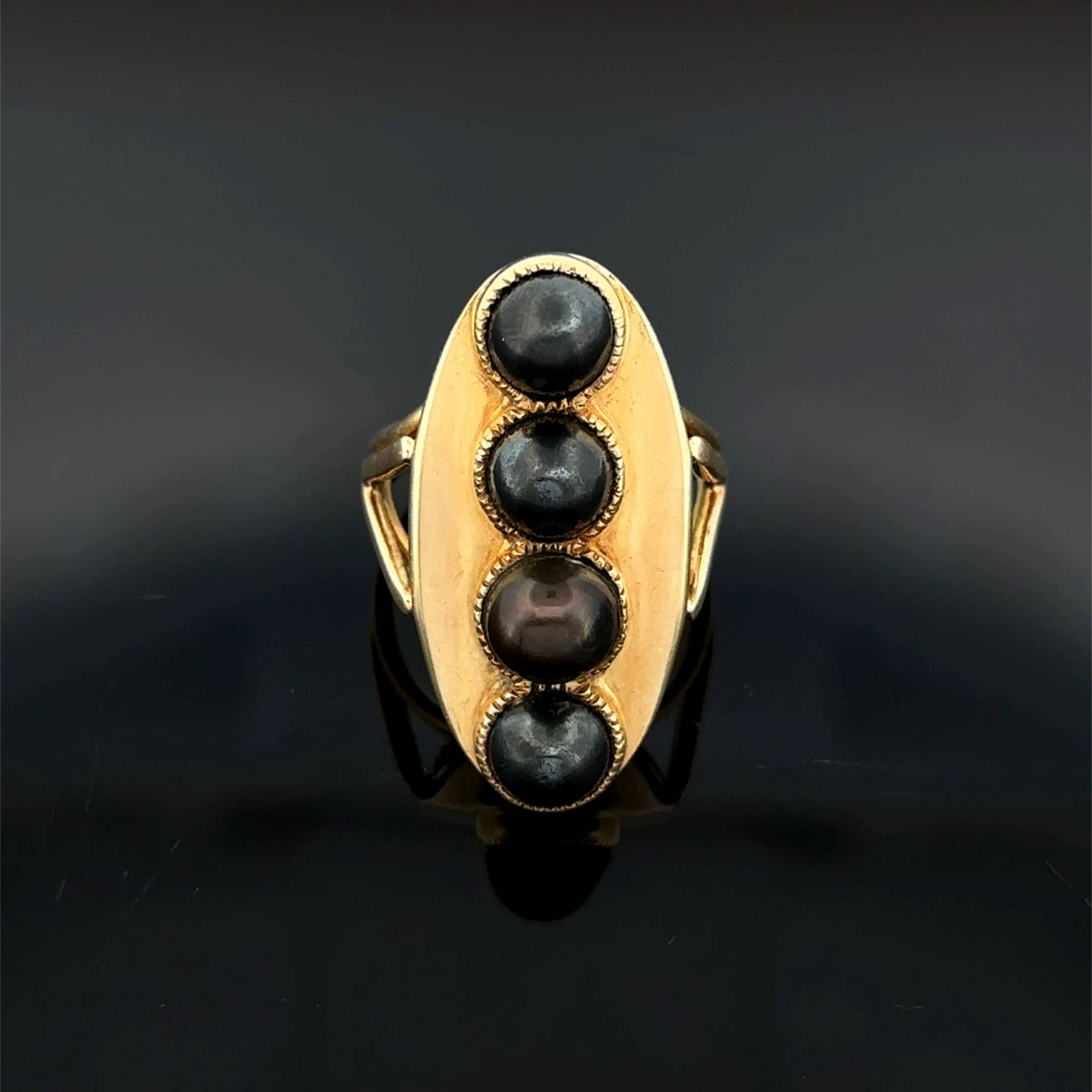 "Oblong" ring in yellow gold (750) set with four Tahitian cu - Lot 144