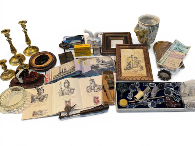 A trinket box containing, among other things, a frame, bases - Lot 359