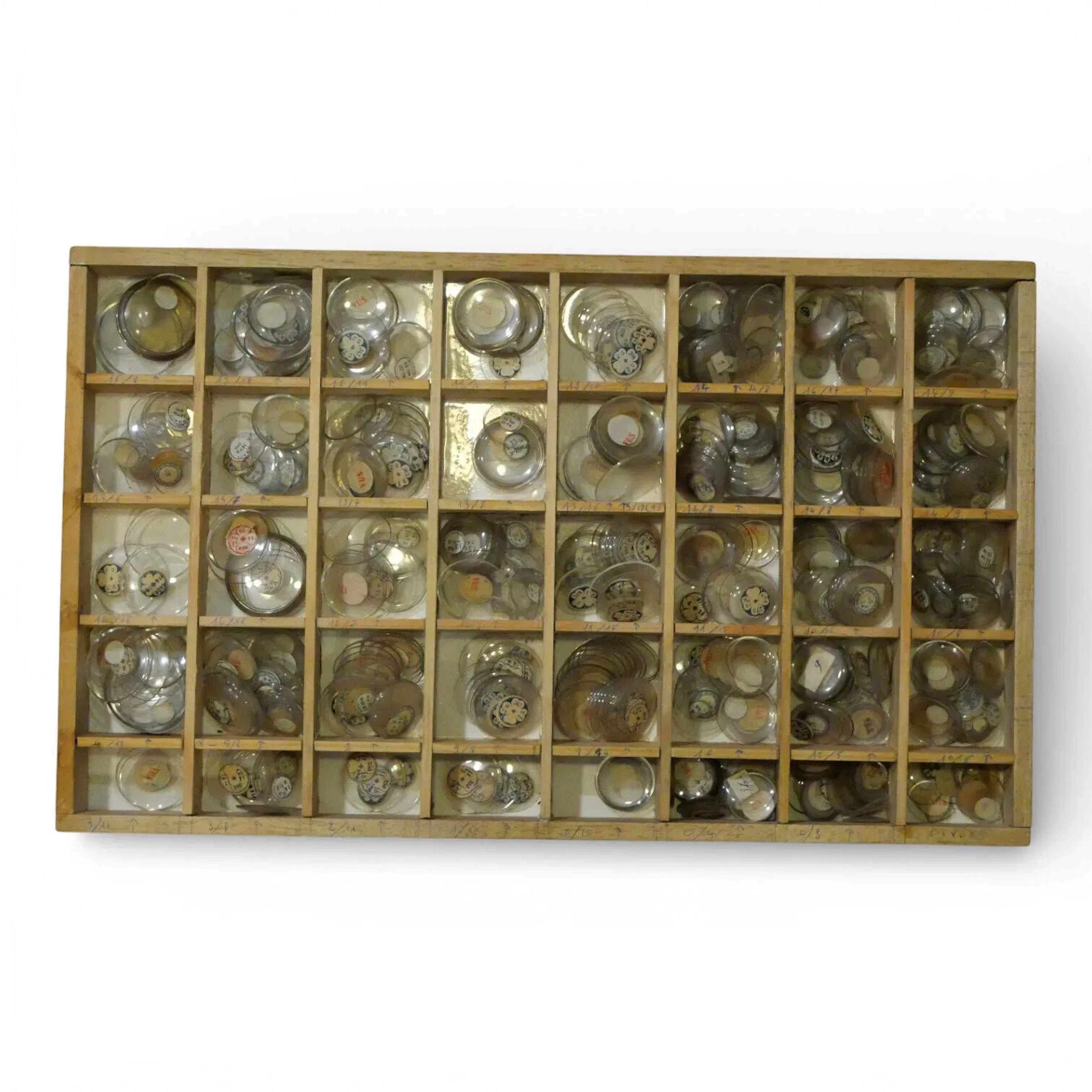 Fort lot de montres de poche pour amateur ou professionnel composé de : - Une grande boîte contenant des débris et carcasses de montres de poche - Deux plateaux compartimentés en bois comprenant des verres de tailles diverses - Trois boîtes de mécanismes certains à platine à coq - Trois boîtes de cadrans émaillés tailles diverses - Deux boîtes de boîtiers - Deux boîtes de ressorts - Une boîte de surboîtes - Une boîte de fonds de boîtiers de montres bracelet - Une boîte de vis et d'écrous Vendu en l'état et sans réclamation