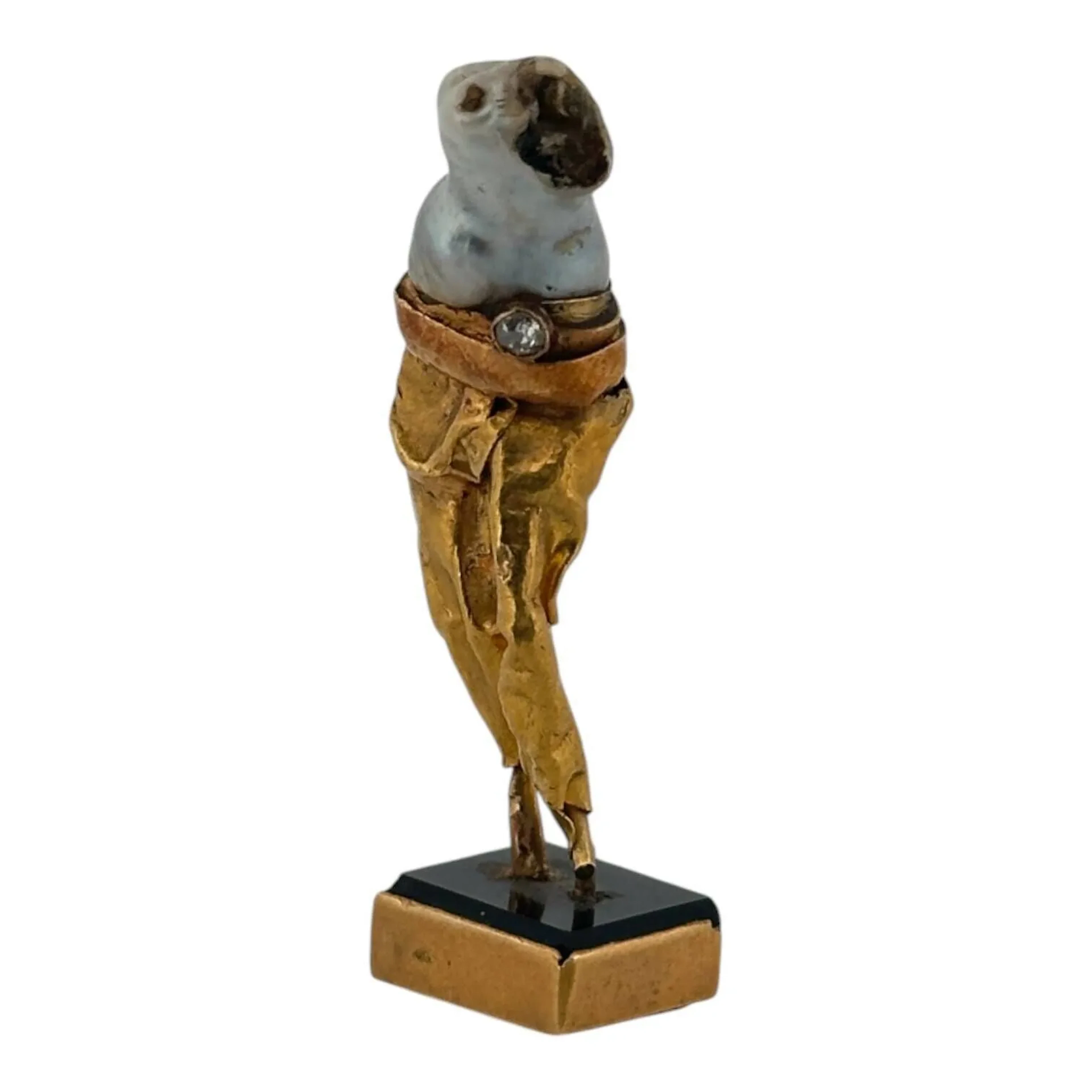 Débris de sceau en or jaune 18k (750) figurant un corps humain, un petit diamant serti au niveau de la ceinture, la matrice rectangulaire formant socle, aveugle. Poids brut : 12 g