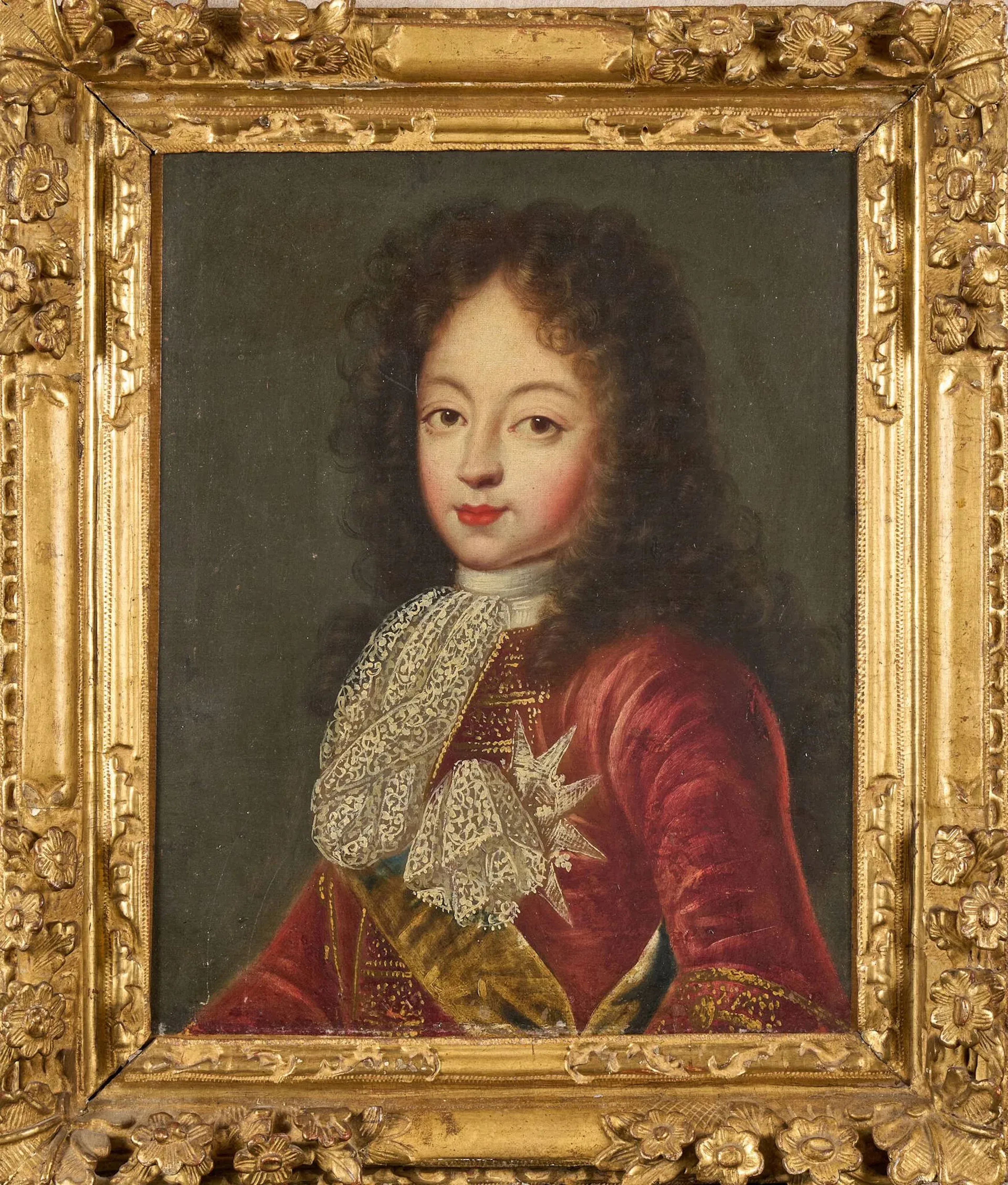 École française, XVIIIe siècle, suiveur de Pierre Gobert Louis XV enfant Huile sur toile 41 x 32,5 cm Rentoilé Provenance Le Mans, L’Angélus, 1989; Paris, collection privée.