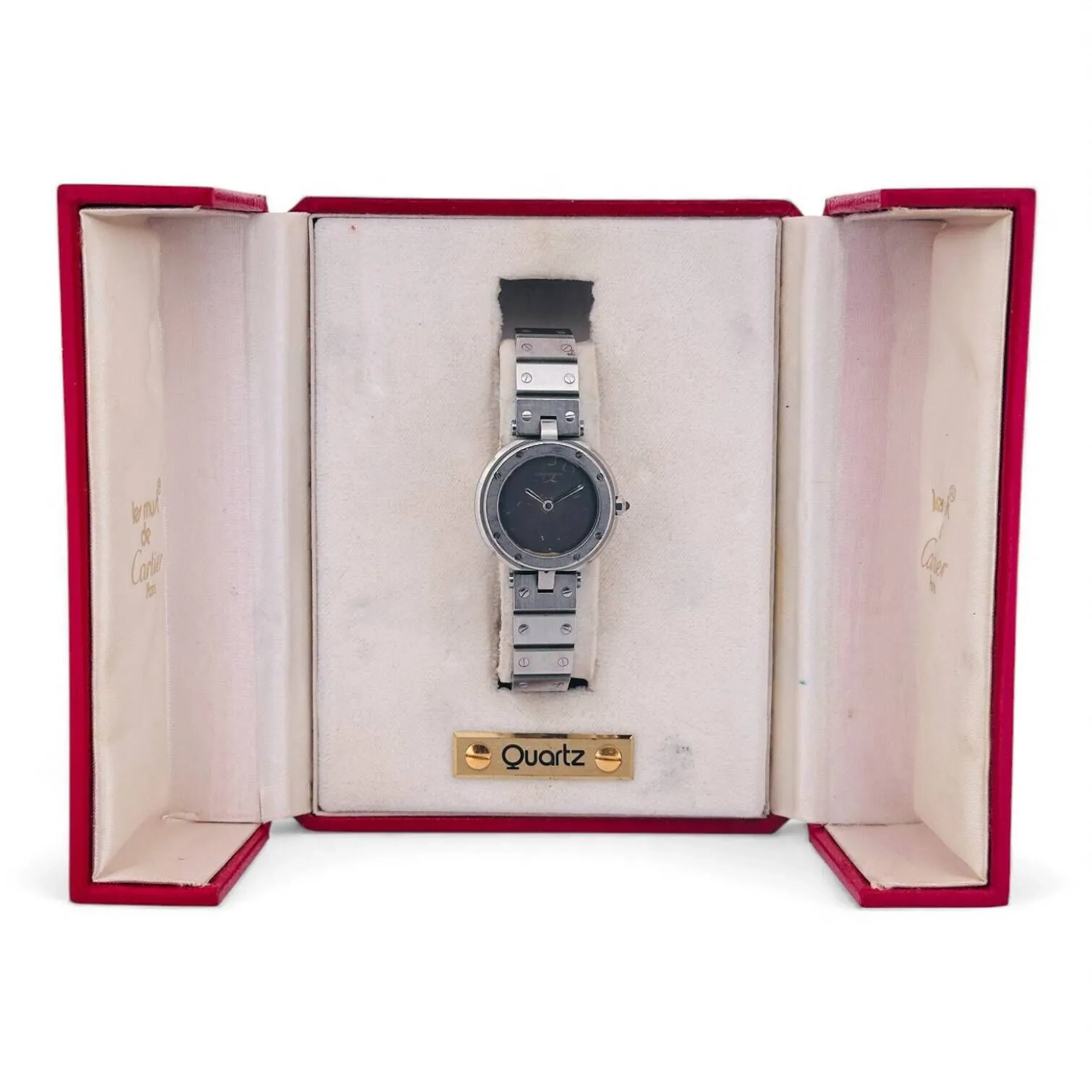 CARTIER SANTOS Montre-bracelet en acier, cadran gris anthracite, mention « Cartier » dorée, aiguilles glaives argentées. Fond en acier signé Cartier, numéroté 8192404293. Mouvement à quartz signé Cartier, base ETA. Bracelet en acier avec boucle déployante en acier signée Cartier. Montre non fonctionnelle lors de l’expertise, sans garantie de fonctionnement futur et d’état des pièces. Rayures au boitier et au bracelet, oxydation au cadran, forte oxydation au mouvement. Accompagnée de sa boite d’origine Santos de Cartier. Diamètre 26 mm Vers 1990