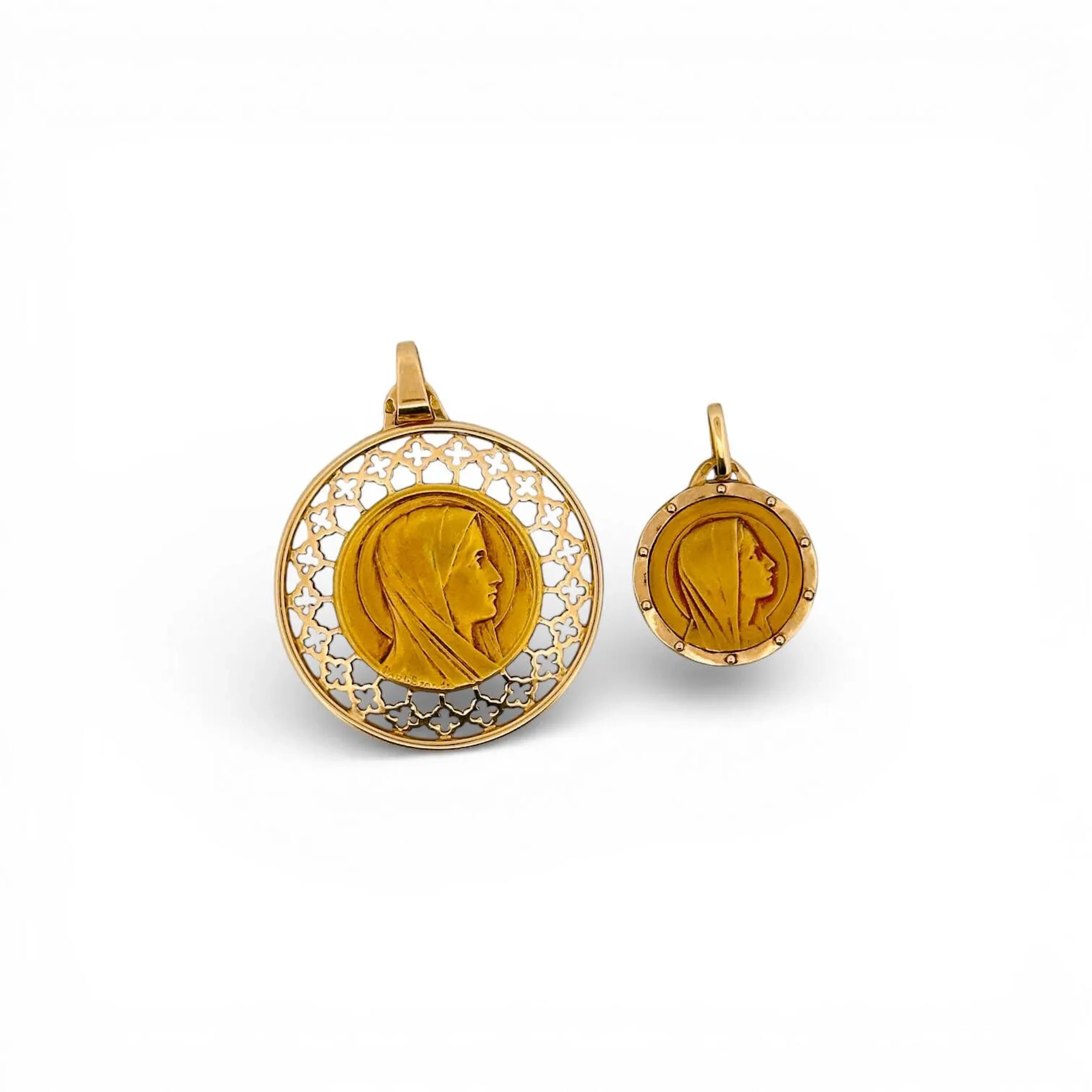 Two pendants and their clasps in 18K (750 thousandths) yello - Lot 70