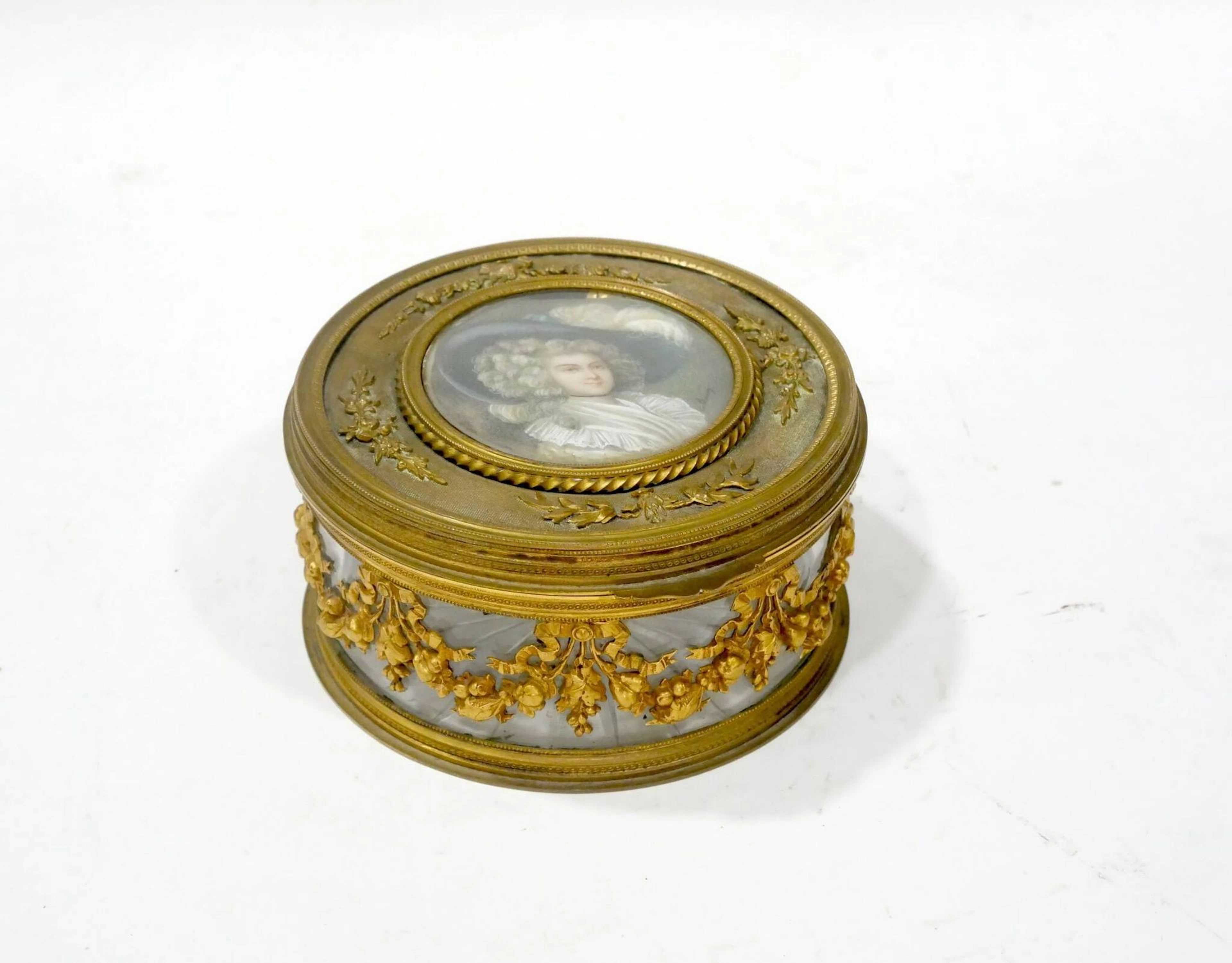 Circular jewelry box made of glass and gilded brass - Lot 236