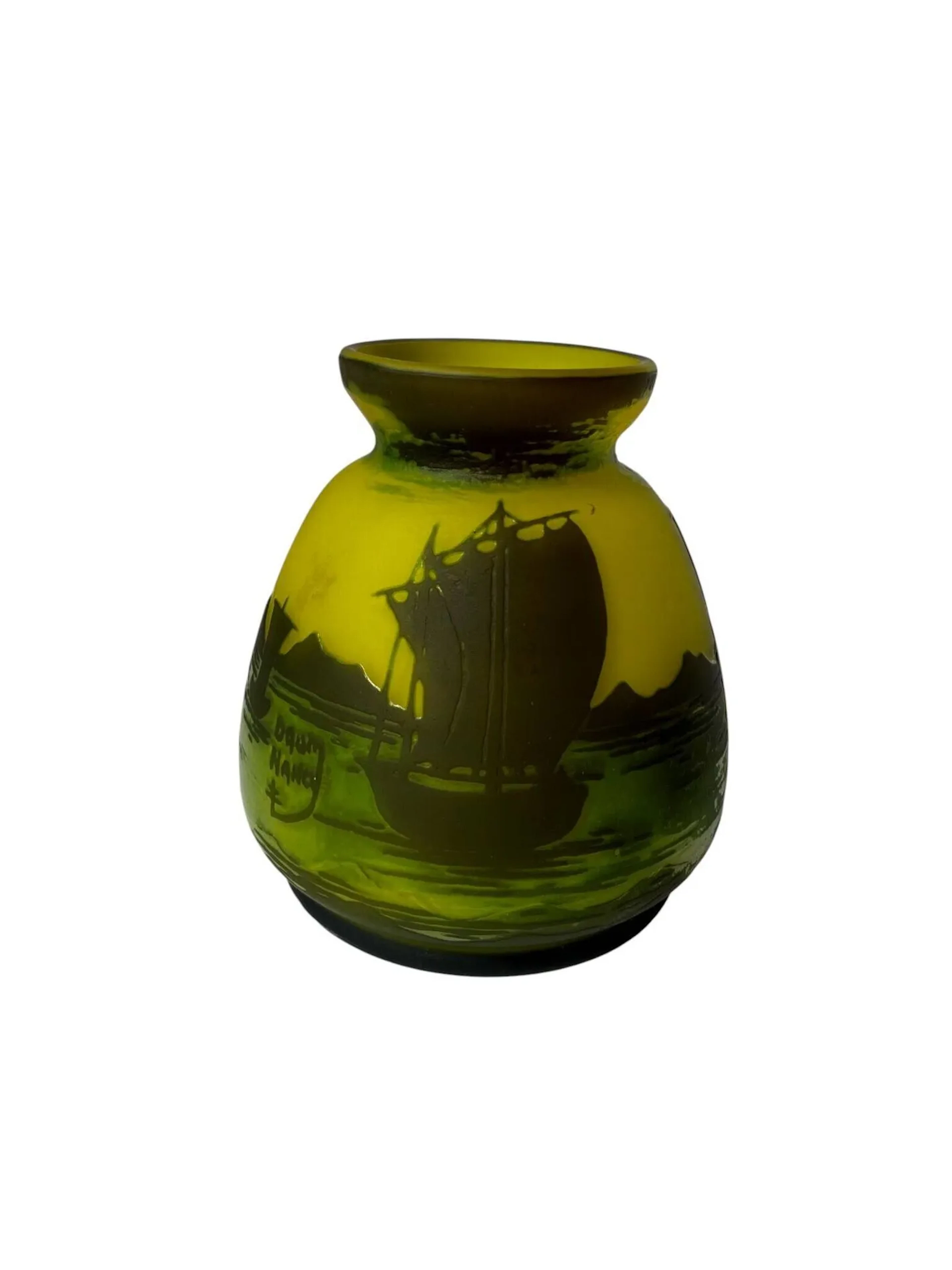 DAUM (Dans le goût de) Petit vase boule à fond plat et col évasé en pâte de verre à décor de bateaux sur fond jaune. Porte une signature. H. 12,5 cm