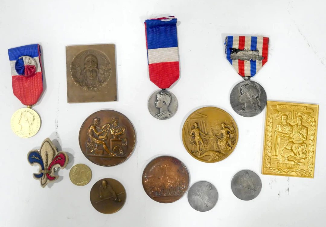 Set of medals and plaques, including - Lot 39