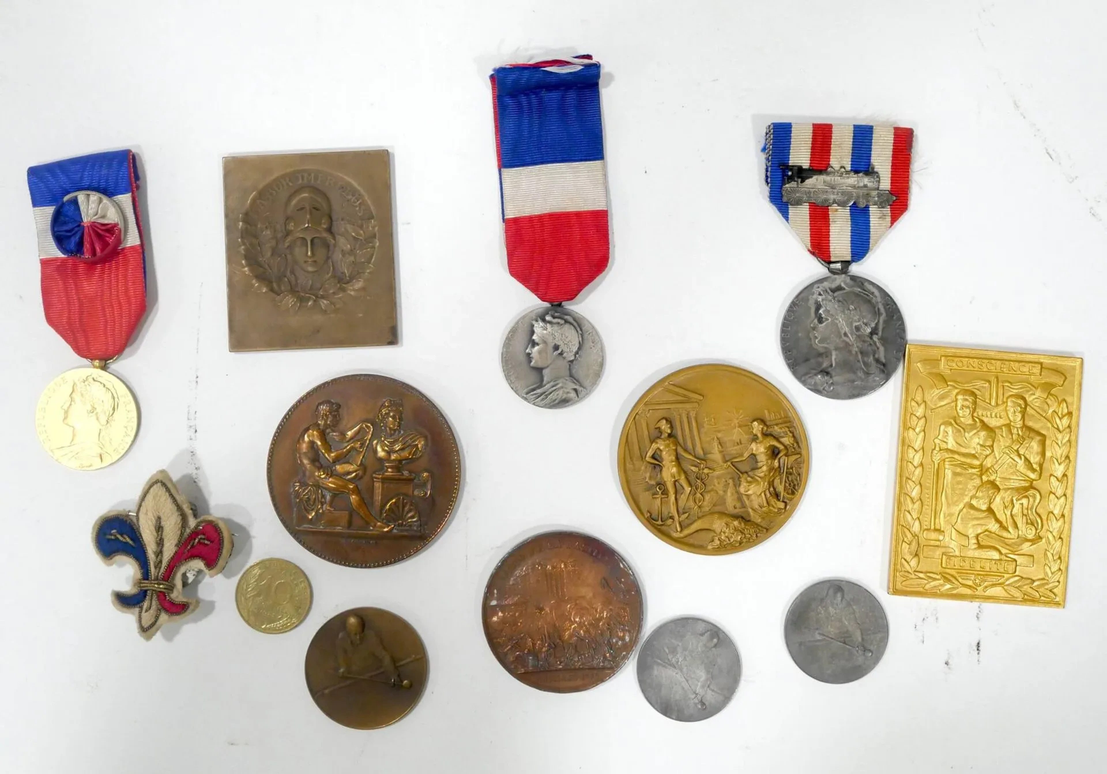 Set of medals and plaques, including - Lot 39