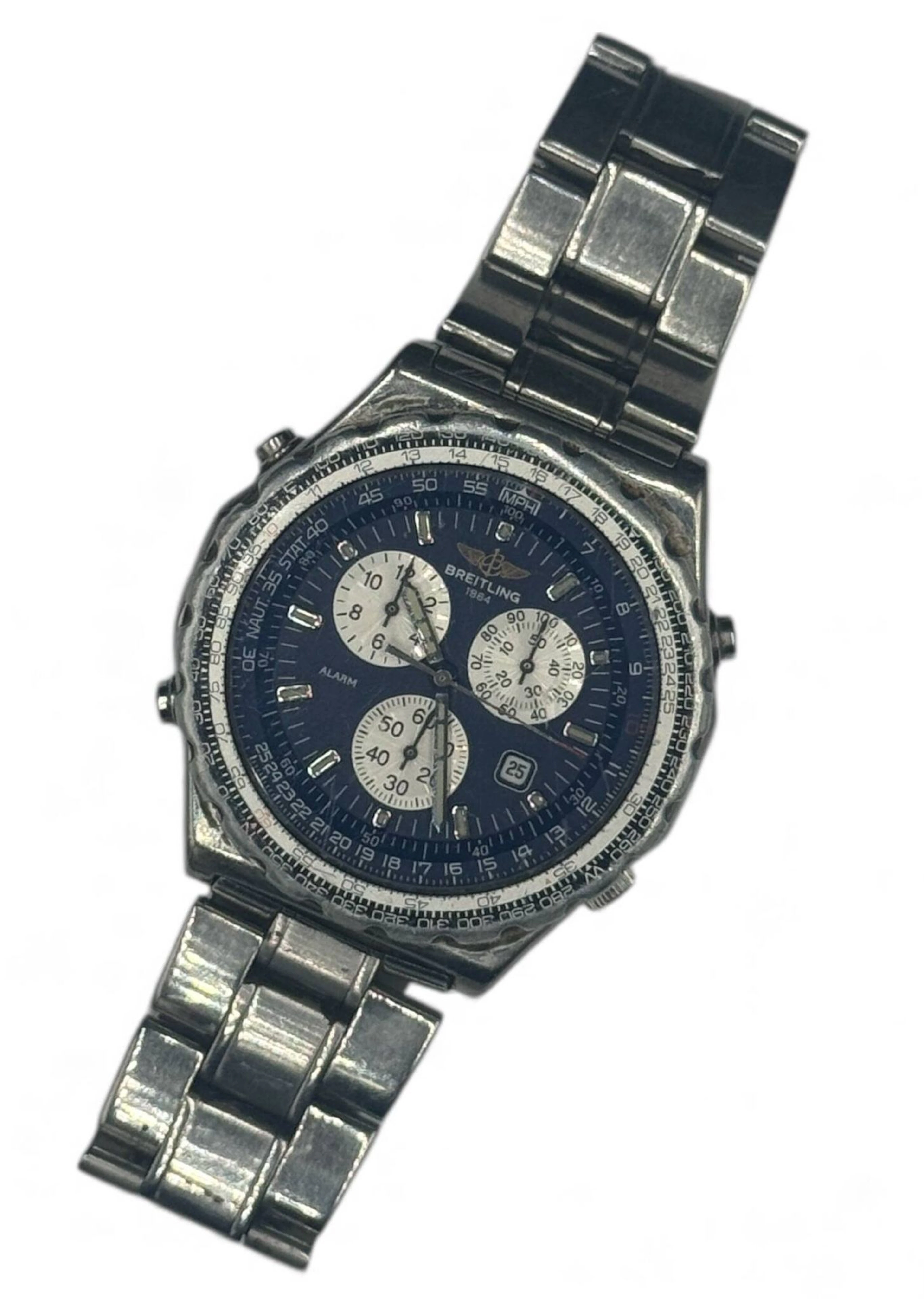 BREITLING JUPITER PILOT Montre bracelet en acier, cadran bleu, index en applique argentées et matière luminescente tritium, aiguilles argentées, à deux heures le centième de seconde, à six heures totalisateur des 60 minutes du chronographe, à dix heures des 12 heures, date à quatre heures. Lunette tournante bidirectionnelle. Fond de boitier signé Breitling, référence A59028. Mouvement à quartz signé Breitling. Bracelet en acier, boucle déployante signée Breitling. Mouvement fonctionnel lors de l’expertise, sans garantie de fonctionnement futur et d'état des pièces. Rayures et marques au boitier, lunette en mauvais état. Diamètre 42 mm Vers 1990