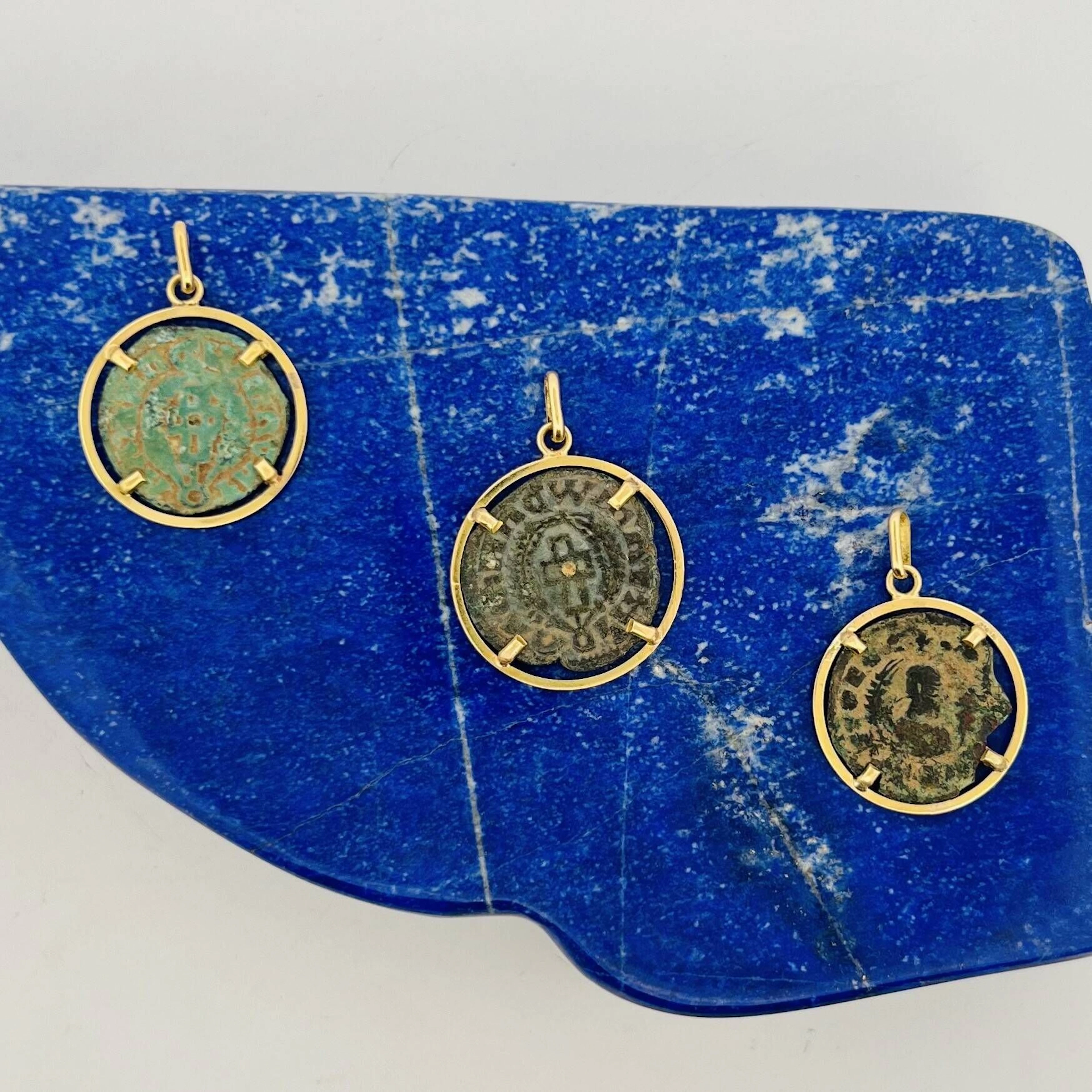 Three yellow gold (750) pendants adorned with three ancient - Lot 28