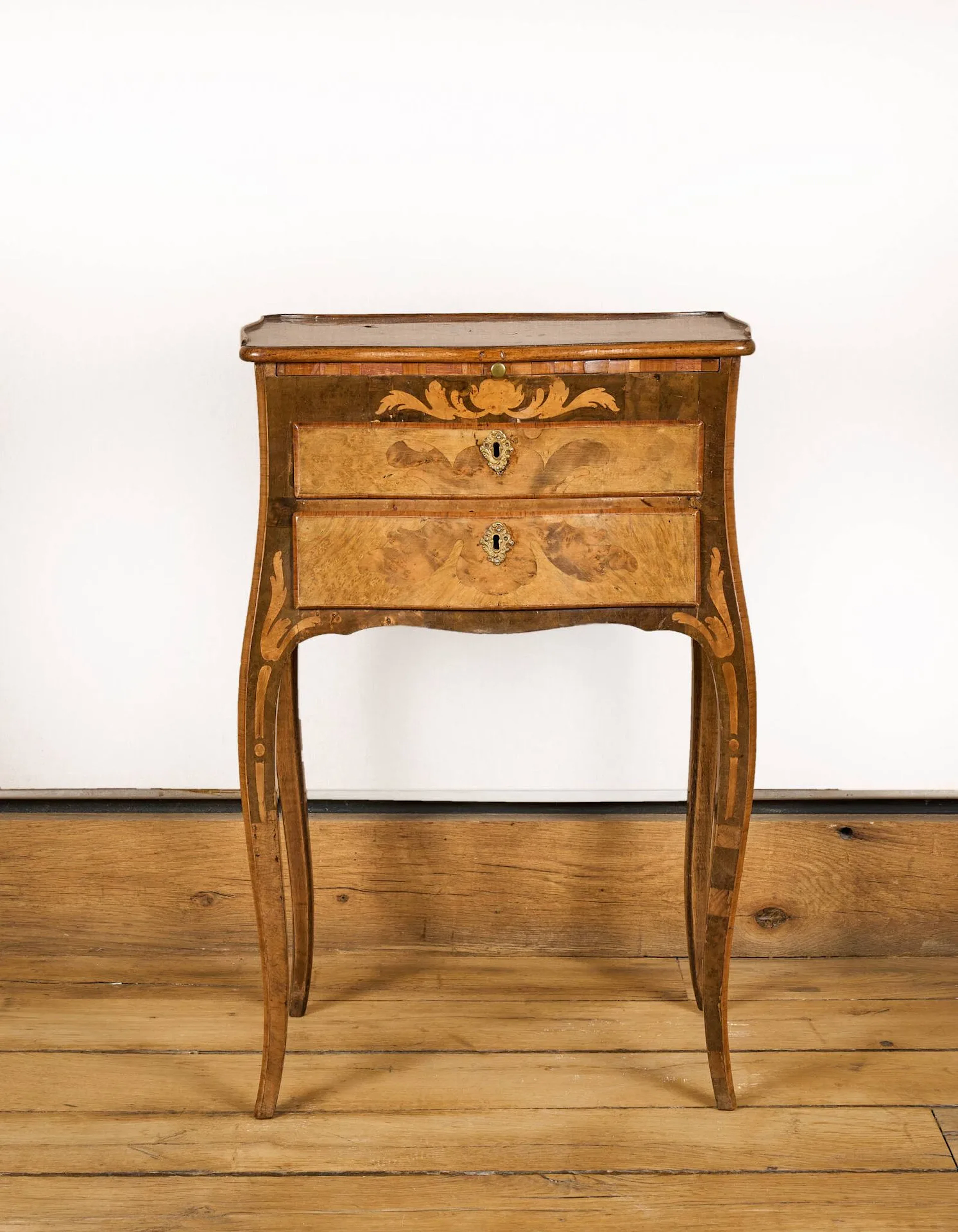 Lounge table in veneer and marquetry of amaranth, burr walnu - Lot 360
