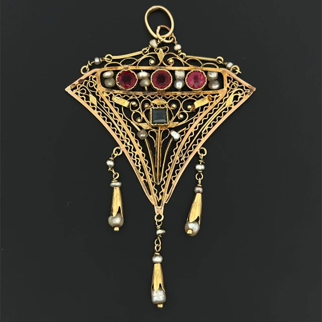 Delicate yellow gold (750) pendant with openwork and filigre - Lot 257