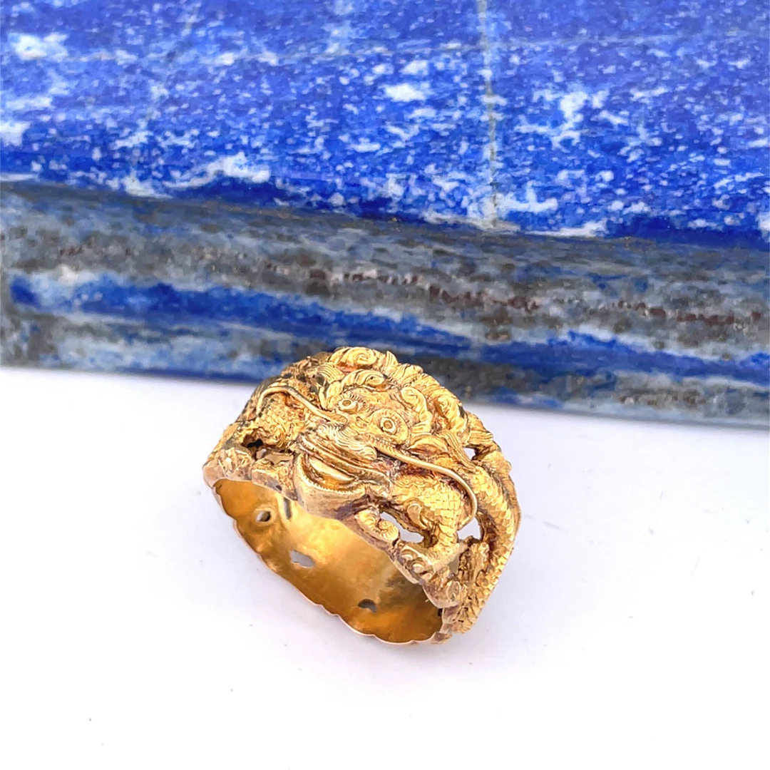 Wide "dragon" ring in openwork yellow gold (750), fully chas - Lot 316