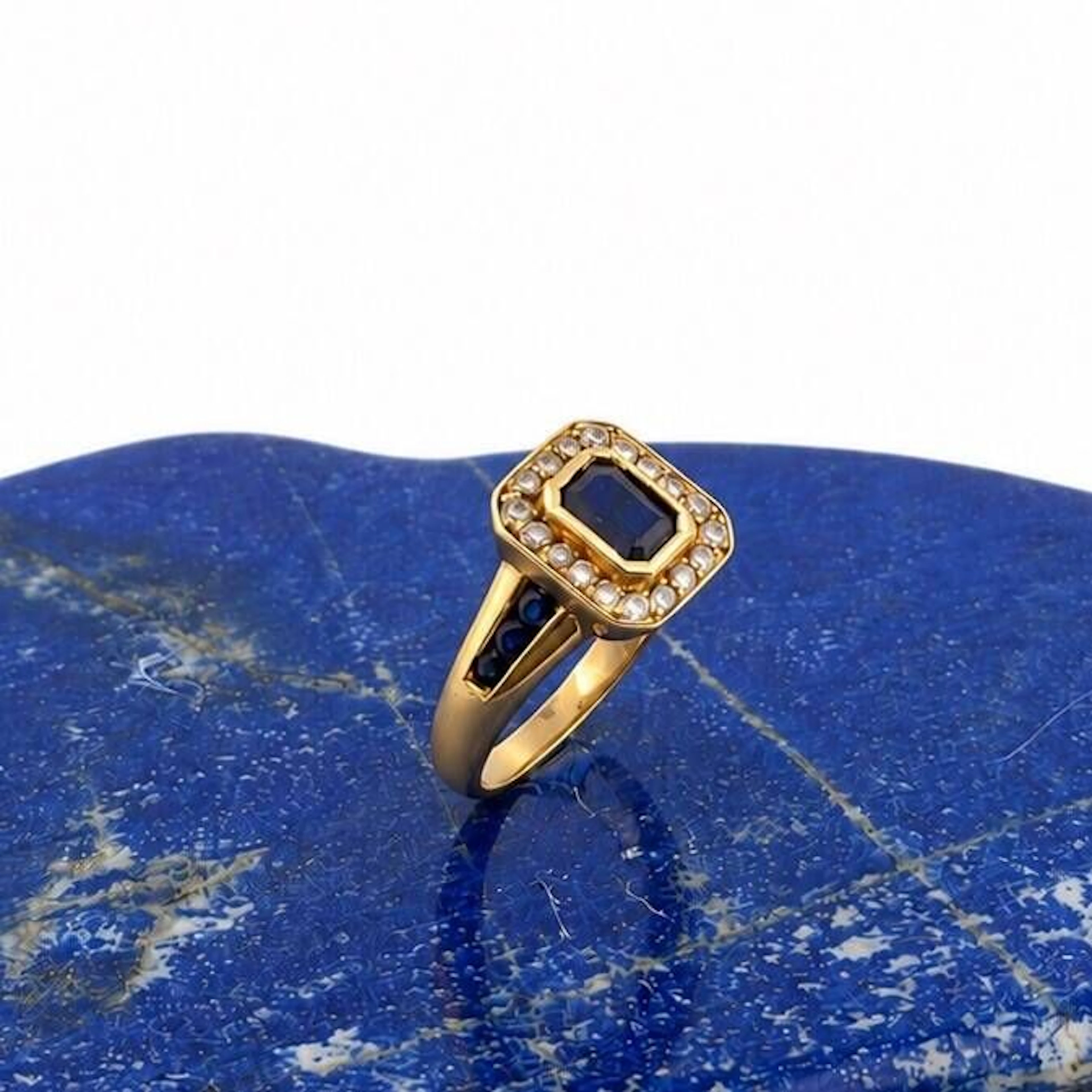 Octagonal yellow gold (750) ring set with a step-cut sapphir - Lot 248