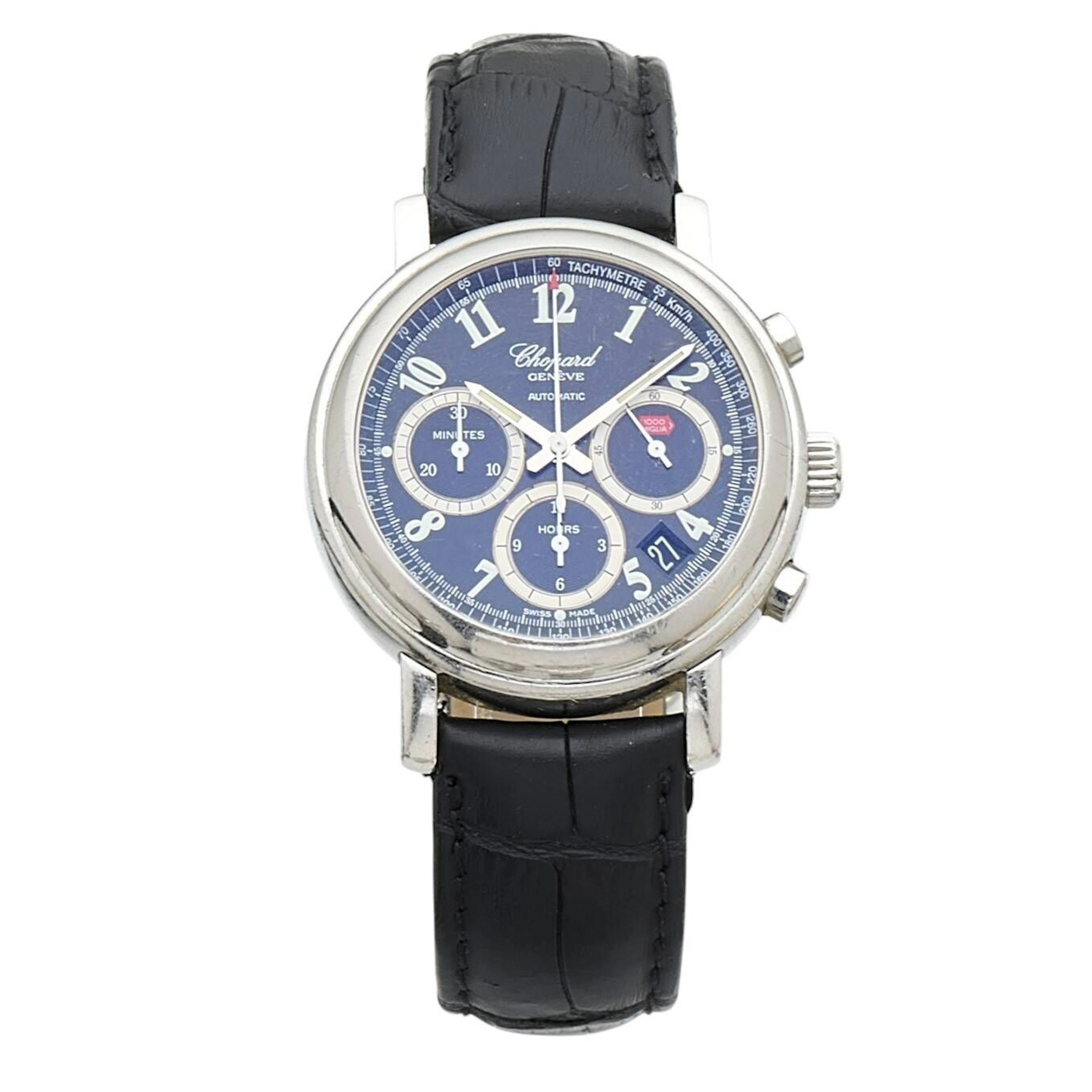 CHOPARD MILLE MIGLIA Montre bracelet chronographe en acier, cadran noir mat, minuterie à traits blancs, échelle tachymétrique blanche, index des heures chiffres arabes en déclaques couleur crème, petite seconde azurée à trois heures, totalisateur des 30 minutes du chronographe azuré à neuf heures et des 12 heures à six heures, aiguilles argentées, date entre quatre et cinq heures. Fond vissé en acier et verre saphir signé Chopard, numéroté. Mouvement mécanique de chronographe à remontage automatique signé Chopard, base ETA. Bracelet en cuir noir, boucle ardillon en métal. Montre fonctionnelle lors de l’expertise, sans garantie de fonctionnement futur et d’état des pièces, prévoir révision. Rayures et légères marques au boitier. Vers 2000 Diamètre 38 mm