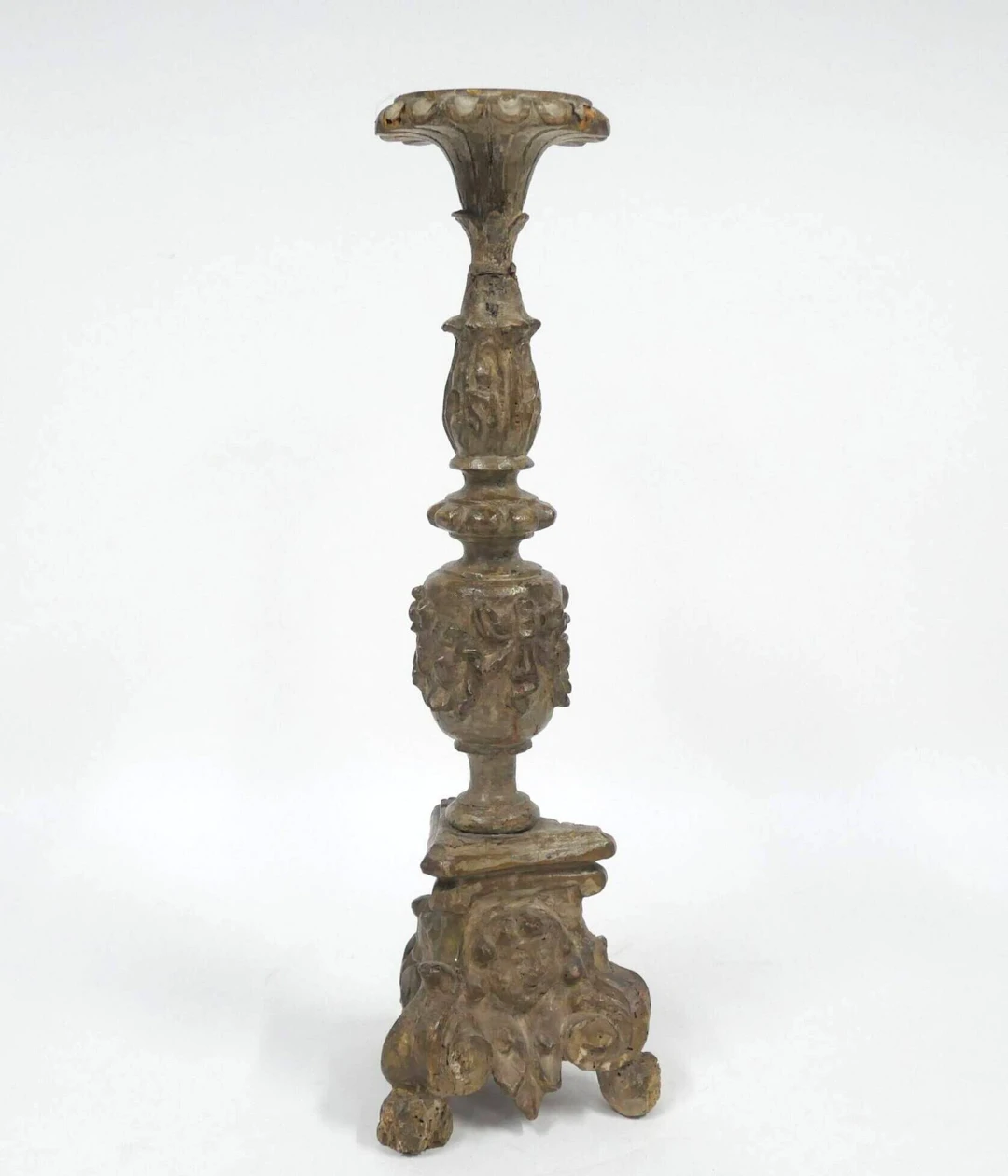 Carved and rechamfered wooden candle stick, triangular base - Lot 272