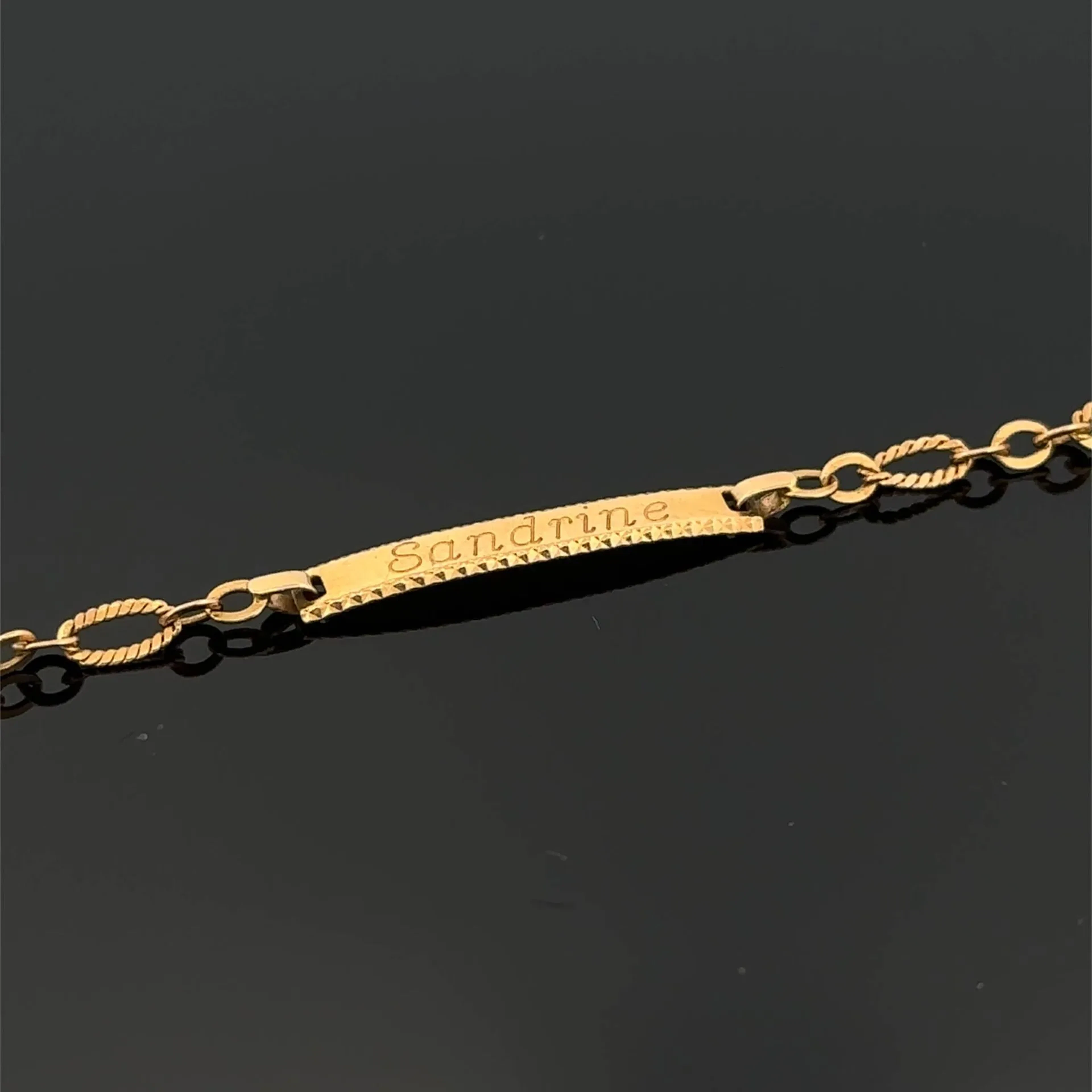 Yellow gold (750) link bracelet engraved with "Sandrine." - Lot 225