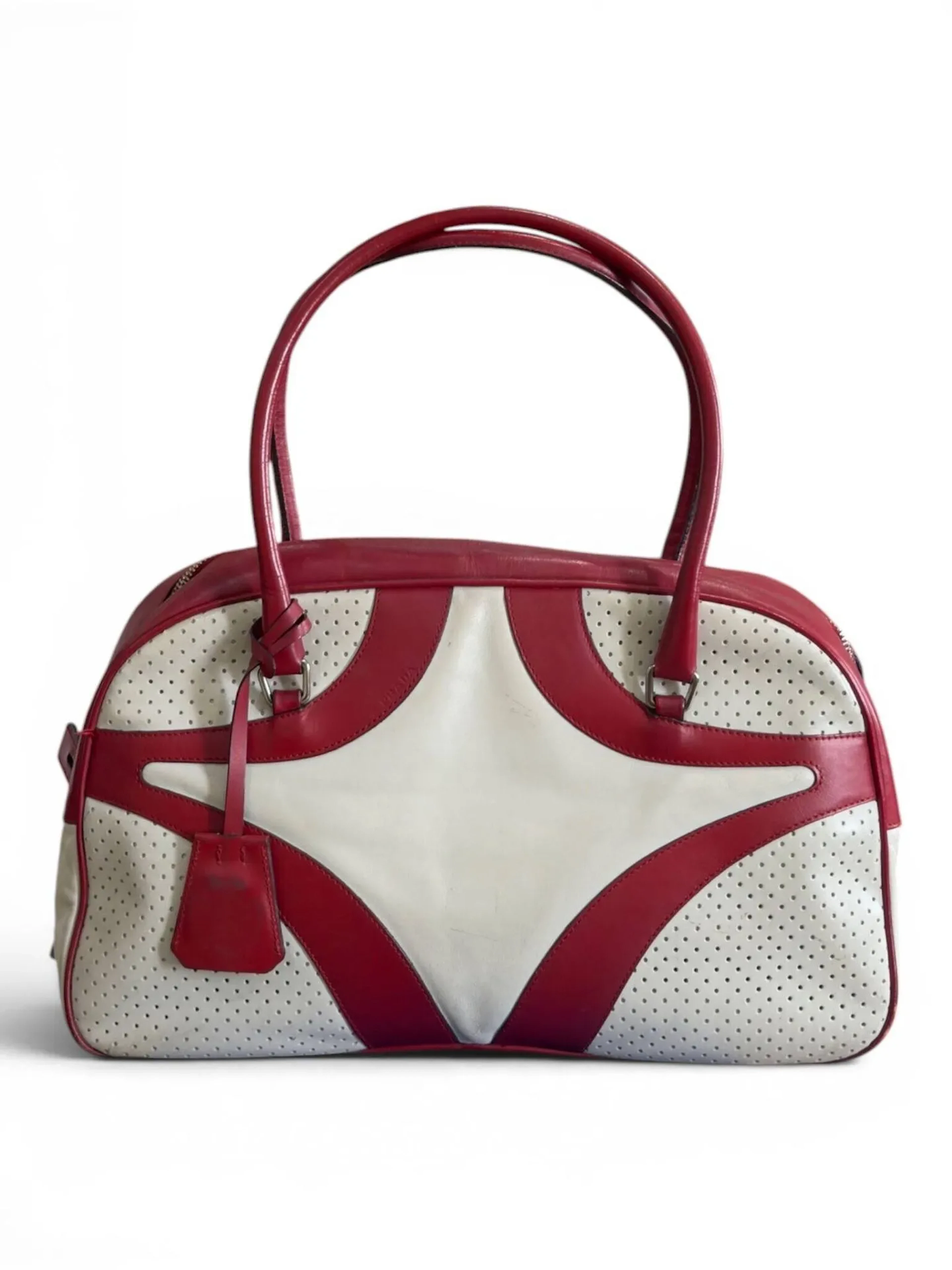 PRADA Sac à main de forme bowling en cuir gris perle et rouge, doublure en nylon noir. Fermeture par système zippé Etat d’usage, légères traces et usures sur le cuir 35 x 20 x 12 cm Dustbag