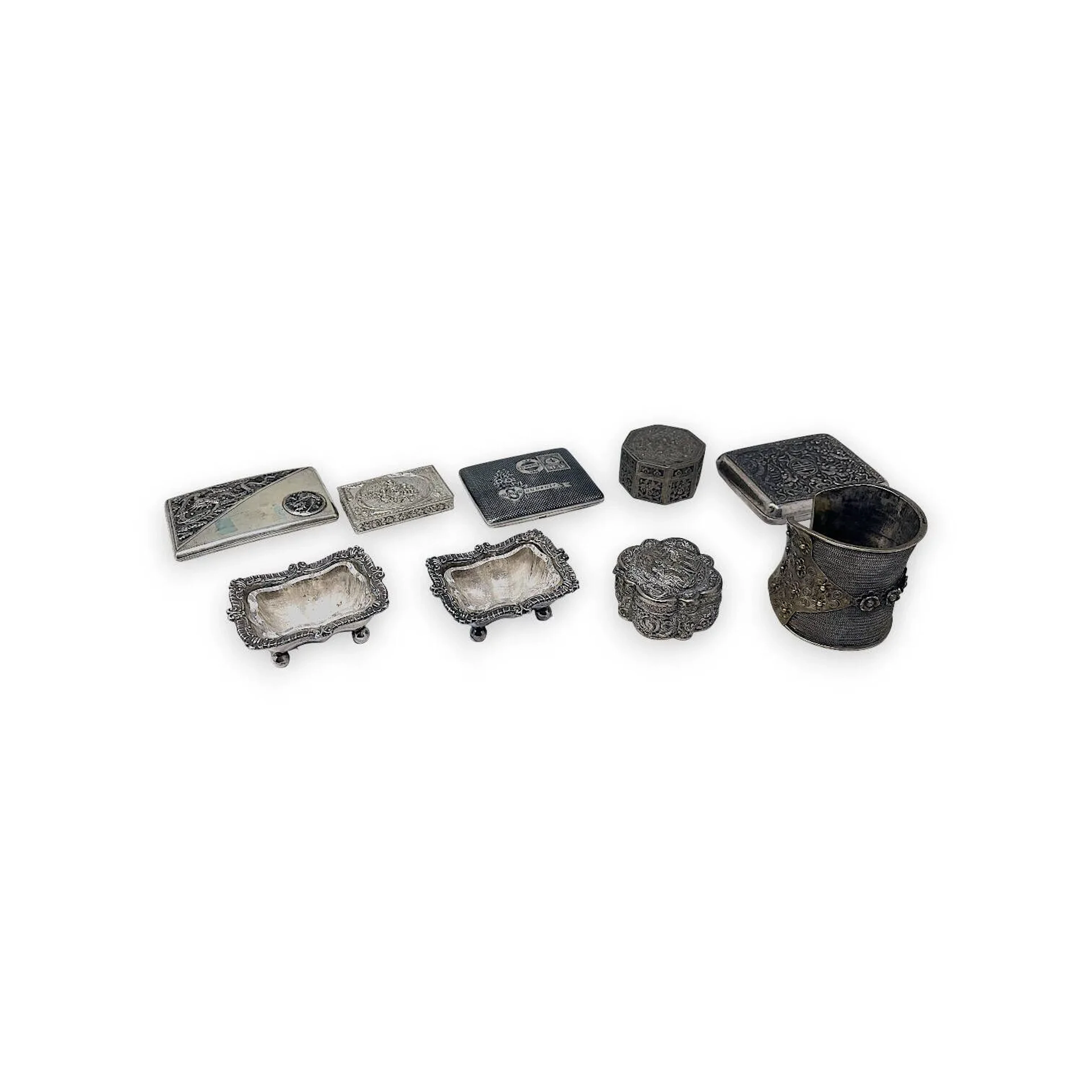Lot de 6 boîtes et deux salerons en argent (800 min.) Travail étranger Poids : 746 gr Accidents On y joint un bracelet manchette en métal doré Travail étranger