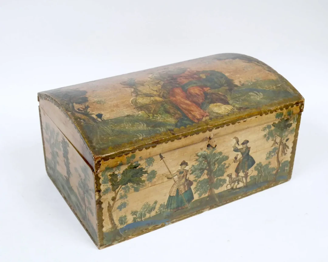 Wooden chest with hunting decoration - Lot 343