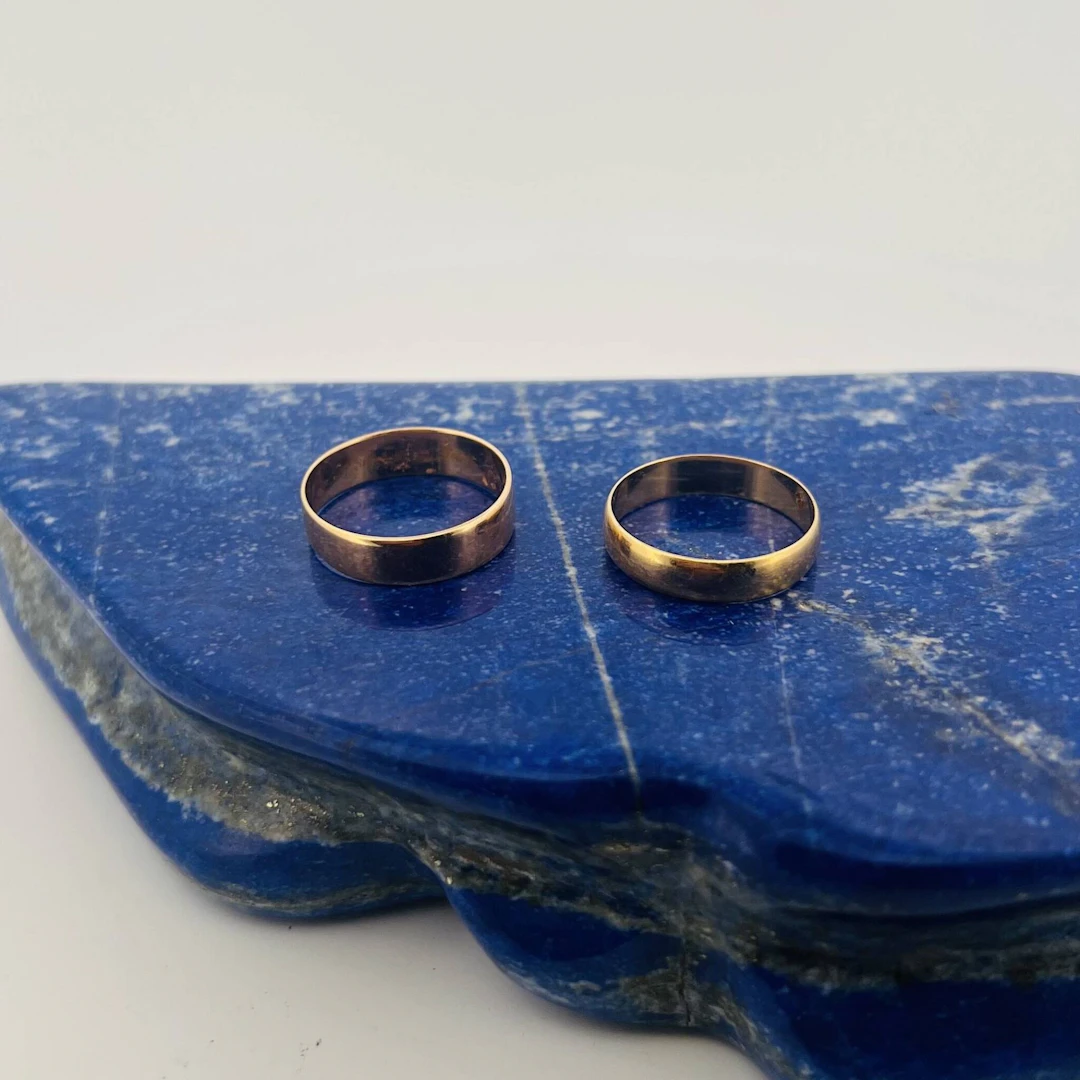 Two yellow gold (750) wedding rings. Weight: 6.5 g. - Lot 94