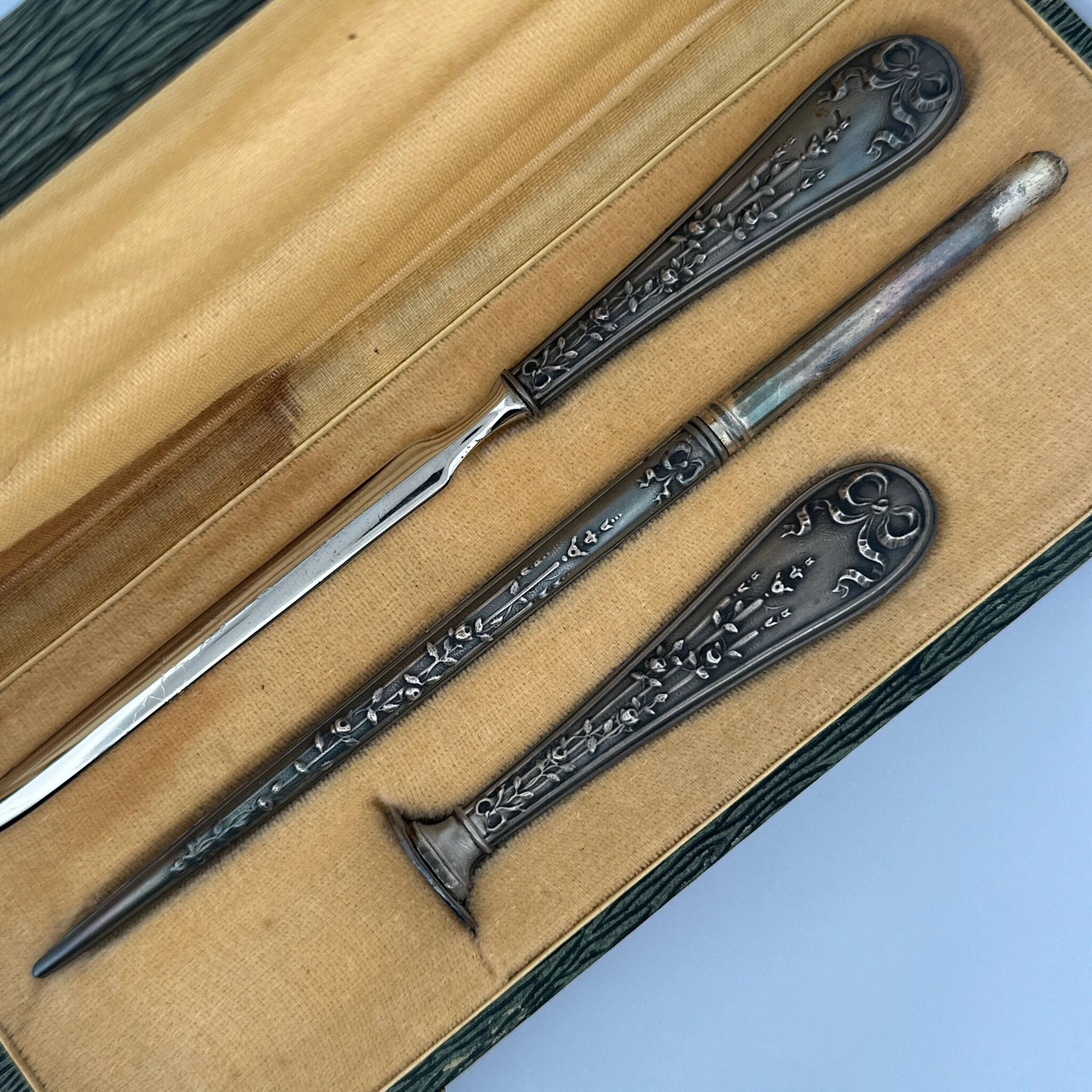 Desk set with a tied-ribbon design, including: a seal (blind - Lot 388