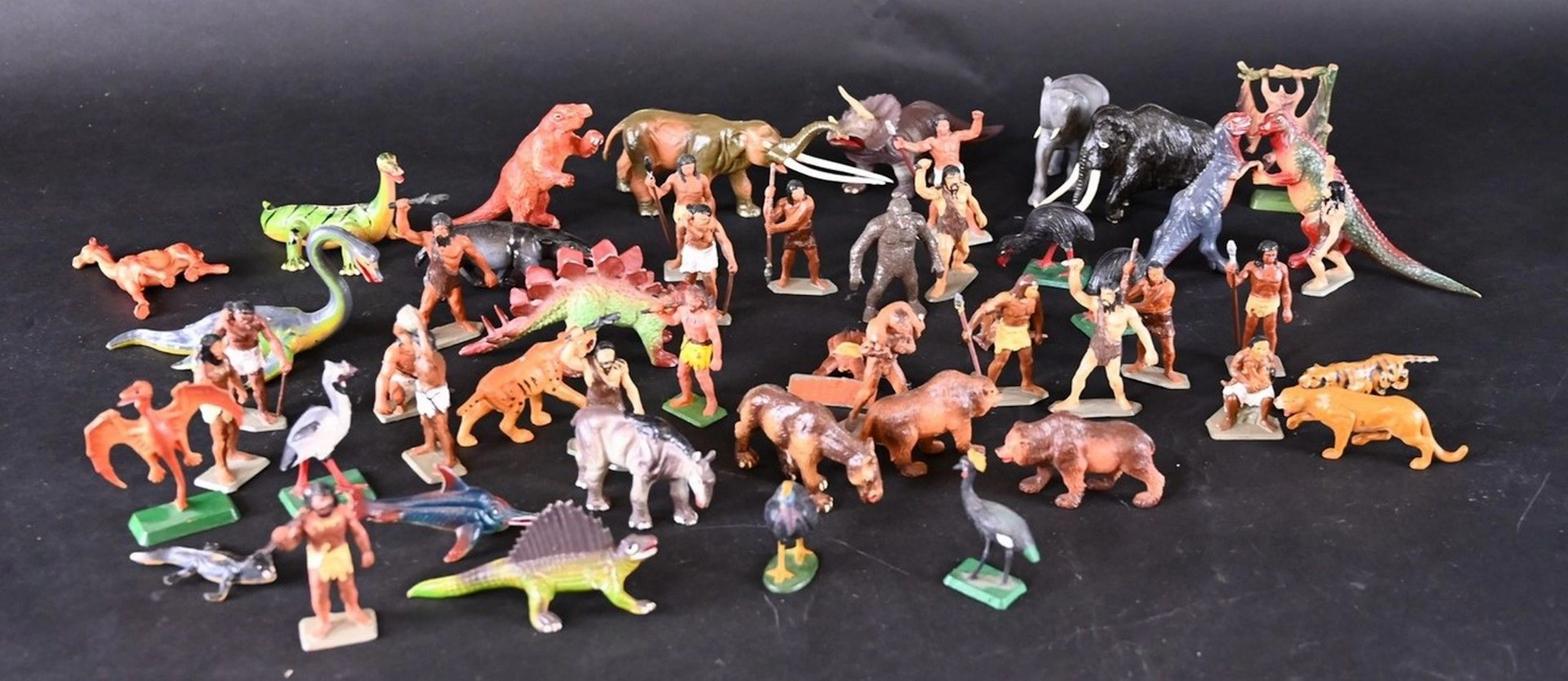 STARLUX & DIVERS Animaux préhistoriques dont : PH7 stedosaure - PH10 dimetrodon - PH13 diatryma Figurines historiques " depuis Néandertal " dont : PH1 - Zoo dont : 1731 - 1743 Références du catalogue 1971. Jouets anciens pouvant présenter des manques de peinture, des chocs ou des manques, y compris pour les conditionnements éventuels. Vendus en l'état et sans réclamations.
