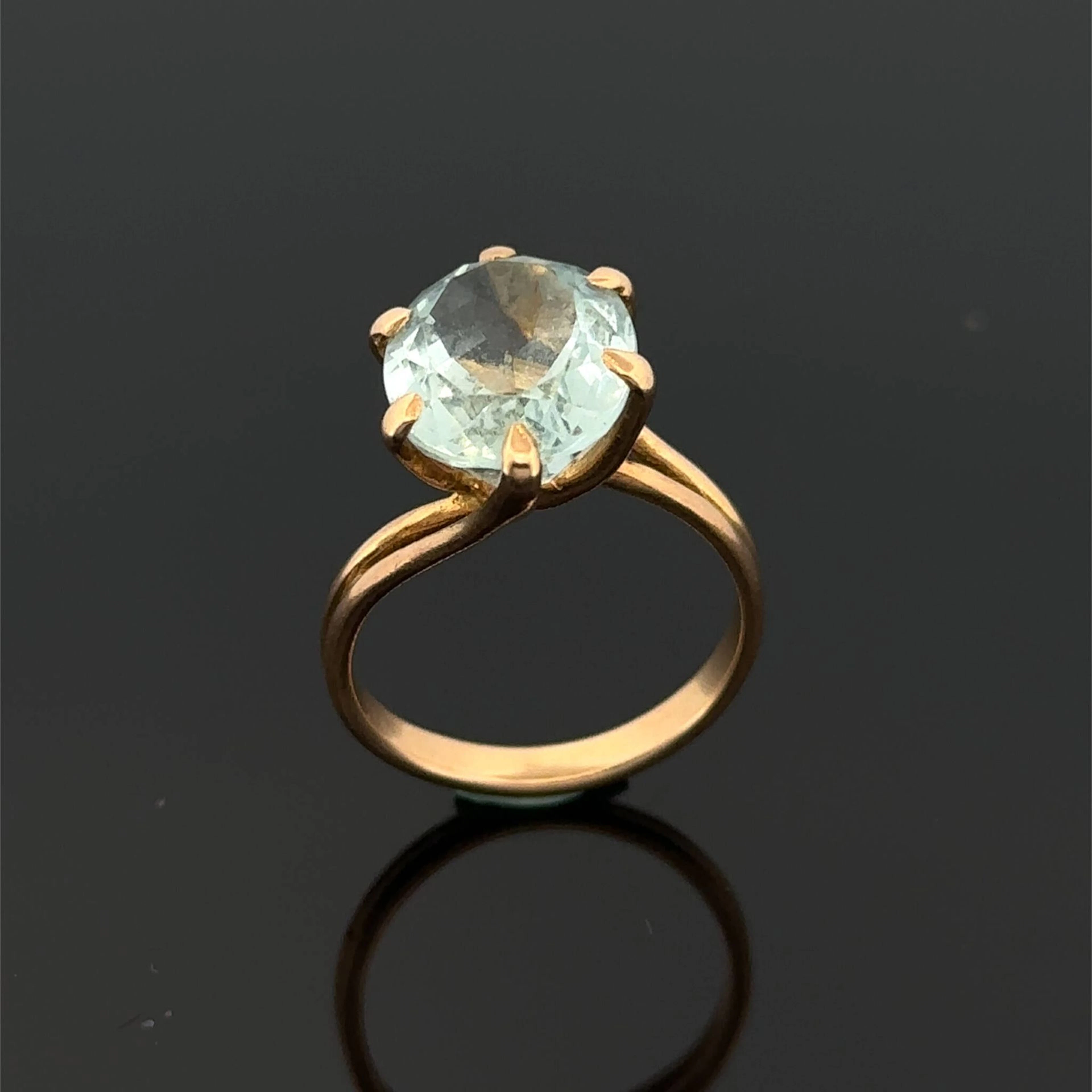 Yellow gold (750) ring set with an oval aquamarine. - Lot 216