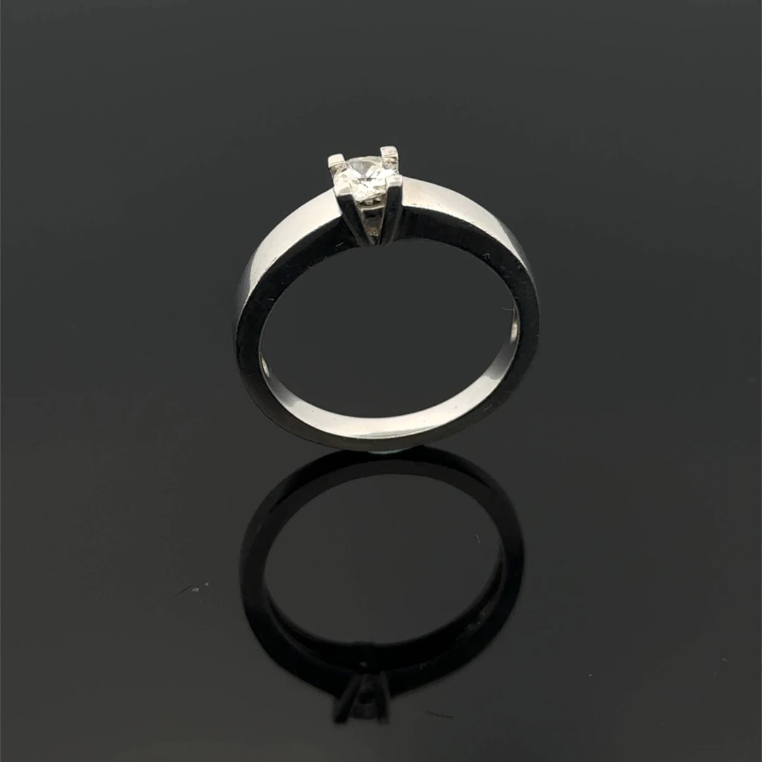 White gold (750) solitaire ring set with an old-cut diamond - Lot 210