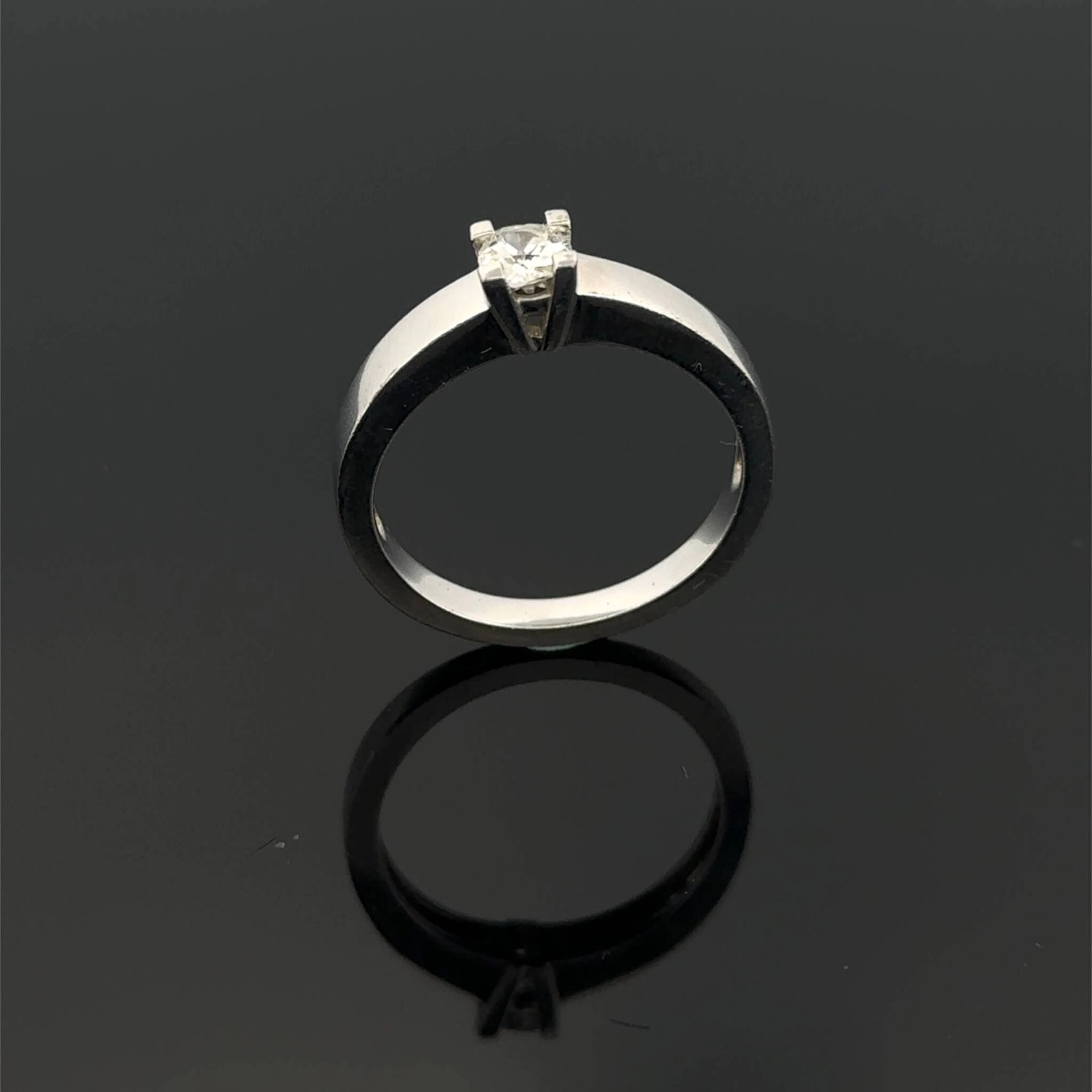 White gold (750) solitaire ring set with an old-cut diamond - Lot 210