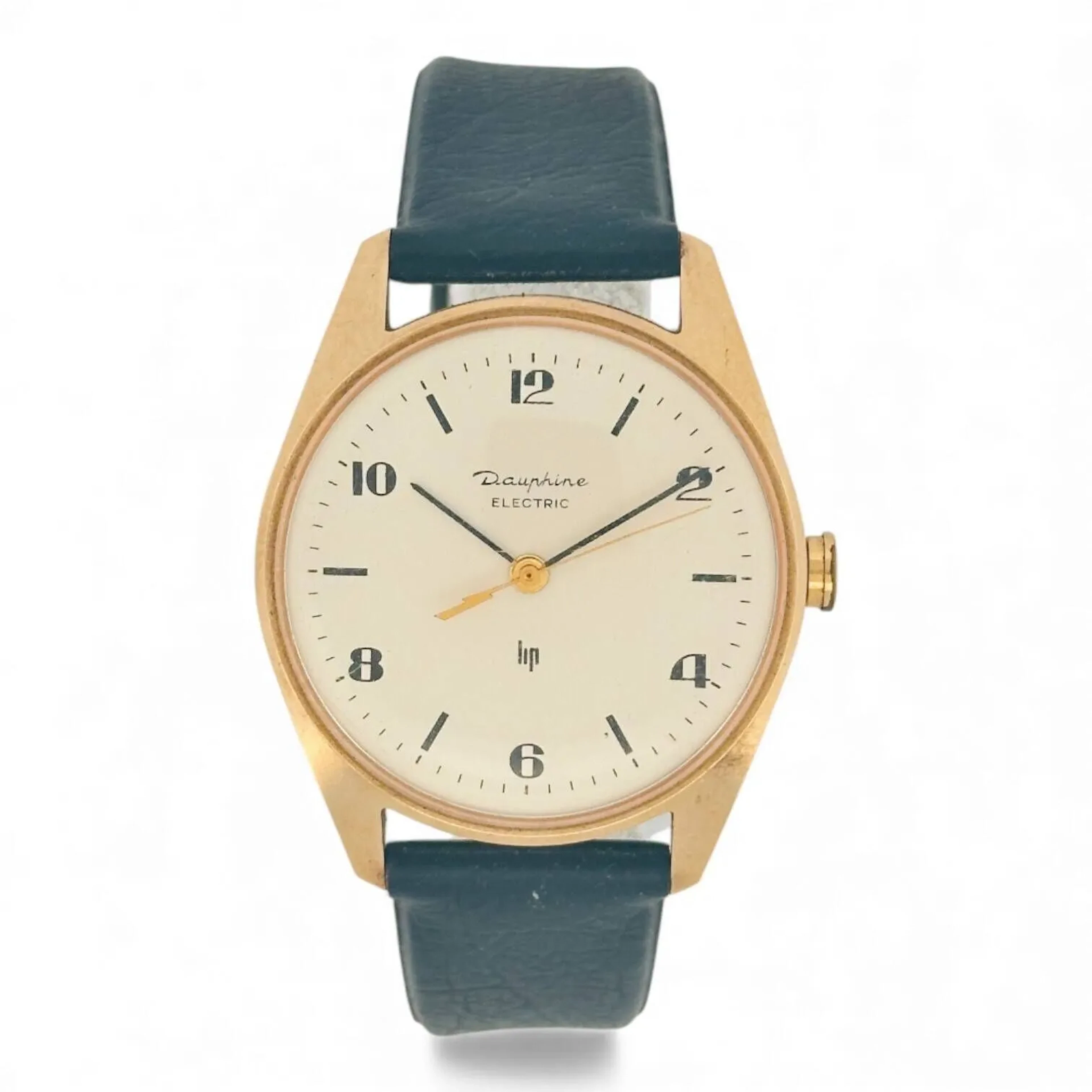 LIP DAUPHINE ELECTRIC Montre bracelet en métal plaqué or, cadran opalin, index bâtons et chiffres arabes en déclaques noires, aiguilles fils noires, seconde centrale doré à contrepoids « éclair ». Fond en plexiglas. Mouvement à quartzR148M. Bracelet en caoutchouc noir, boucle ardillon en métal doré. Montre non fonctionnelle lors de l’expertise, sans garantie de fonctionnement futur et d’état des pièces. Rayures au boitier et au verre. Vers 1970 Diamètre 33 mm