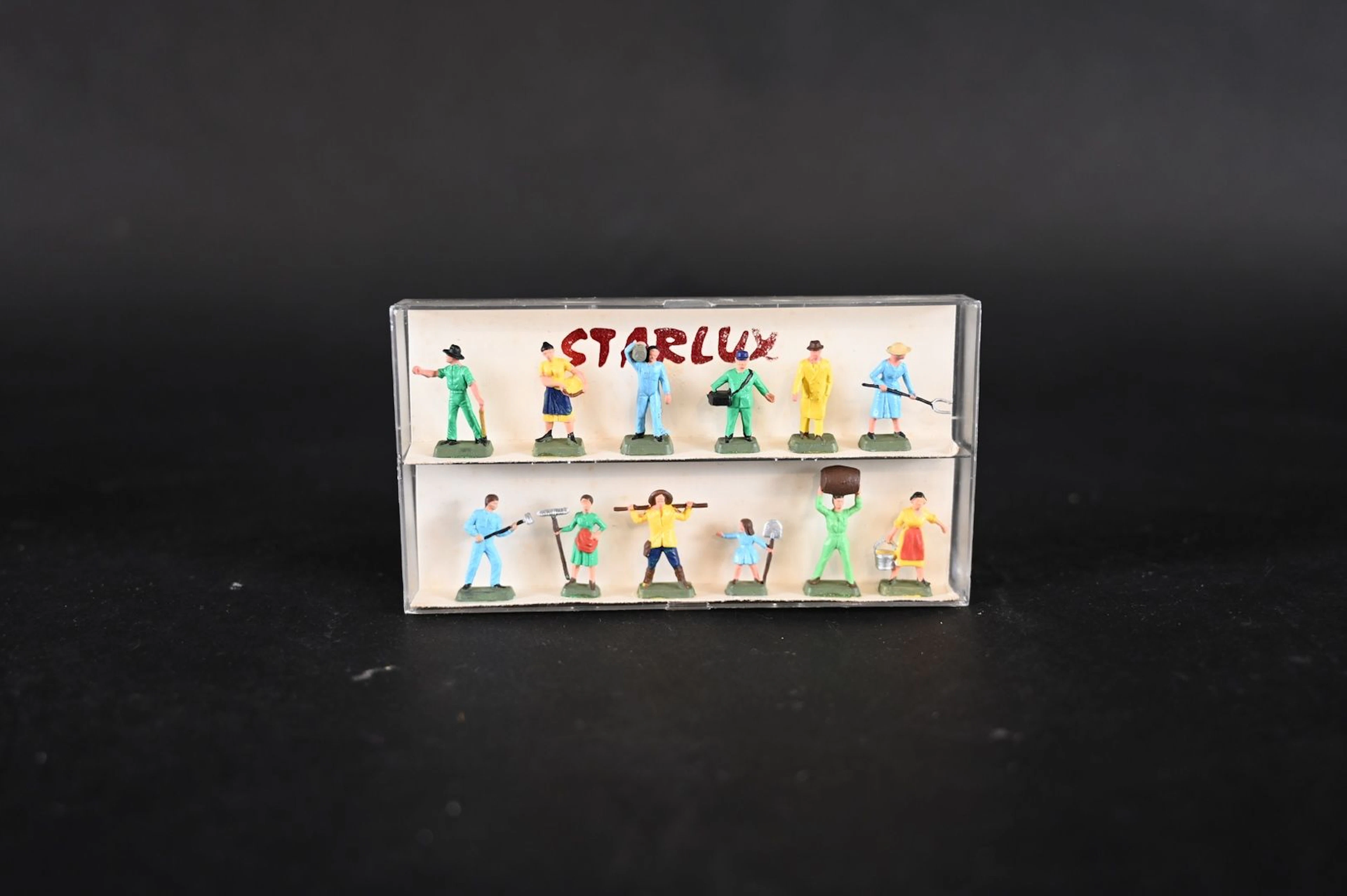 STARLUX (rare) Personnages d'environnement : - coffret n° 16 (ferme et divers) - série n° 6 " marins " - corsaires (un manquant) Jouets anciens pouvant présenter des manques de peinture, des chocs ou des manques, y compris pour les conditionnements éventuels. Vendus en l'état et sans réclamations.