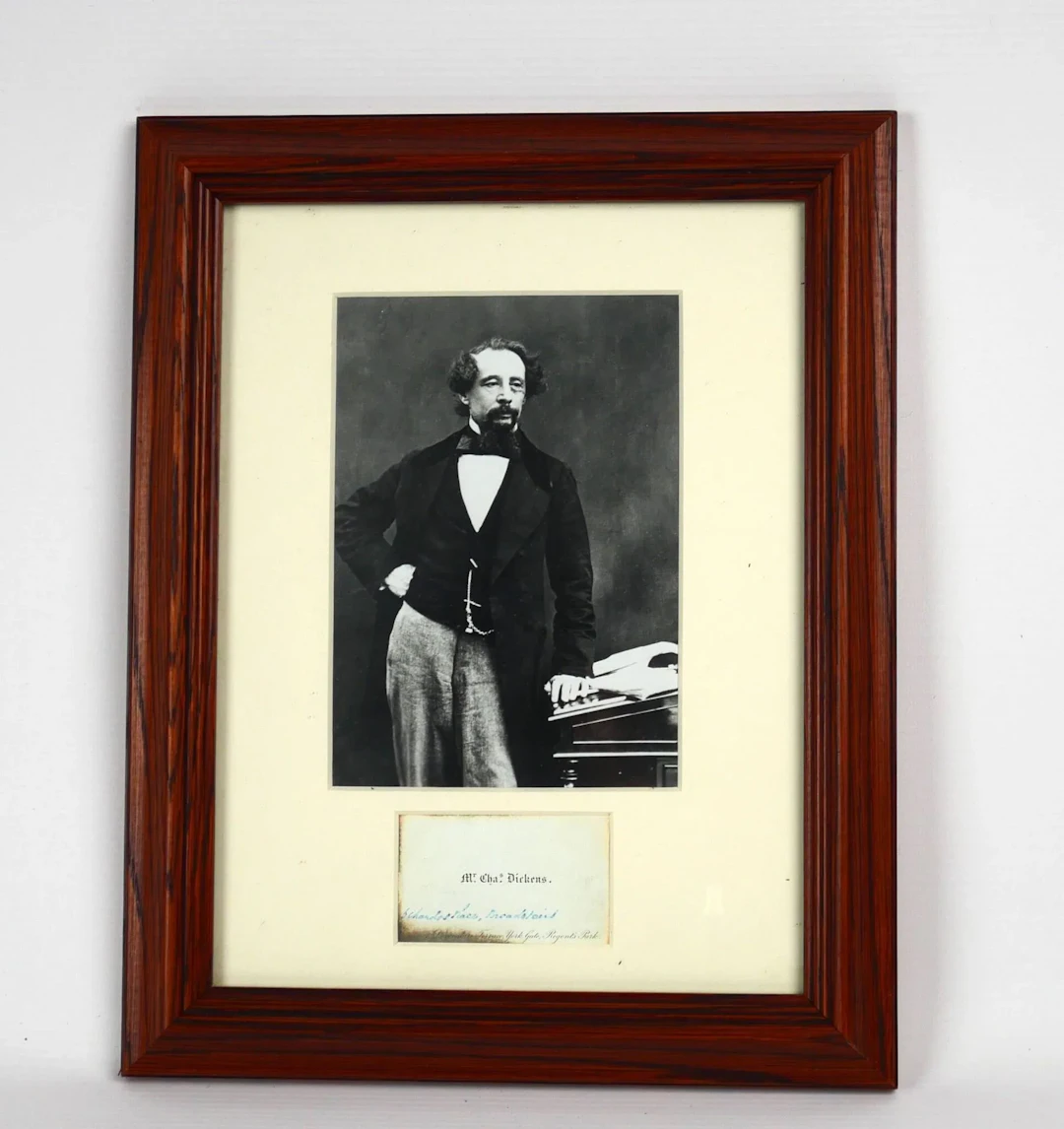 A commemorative frame featuring Charles DICKENS, including a - Lot 474