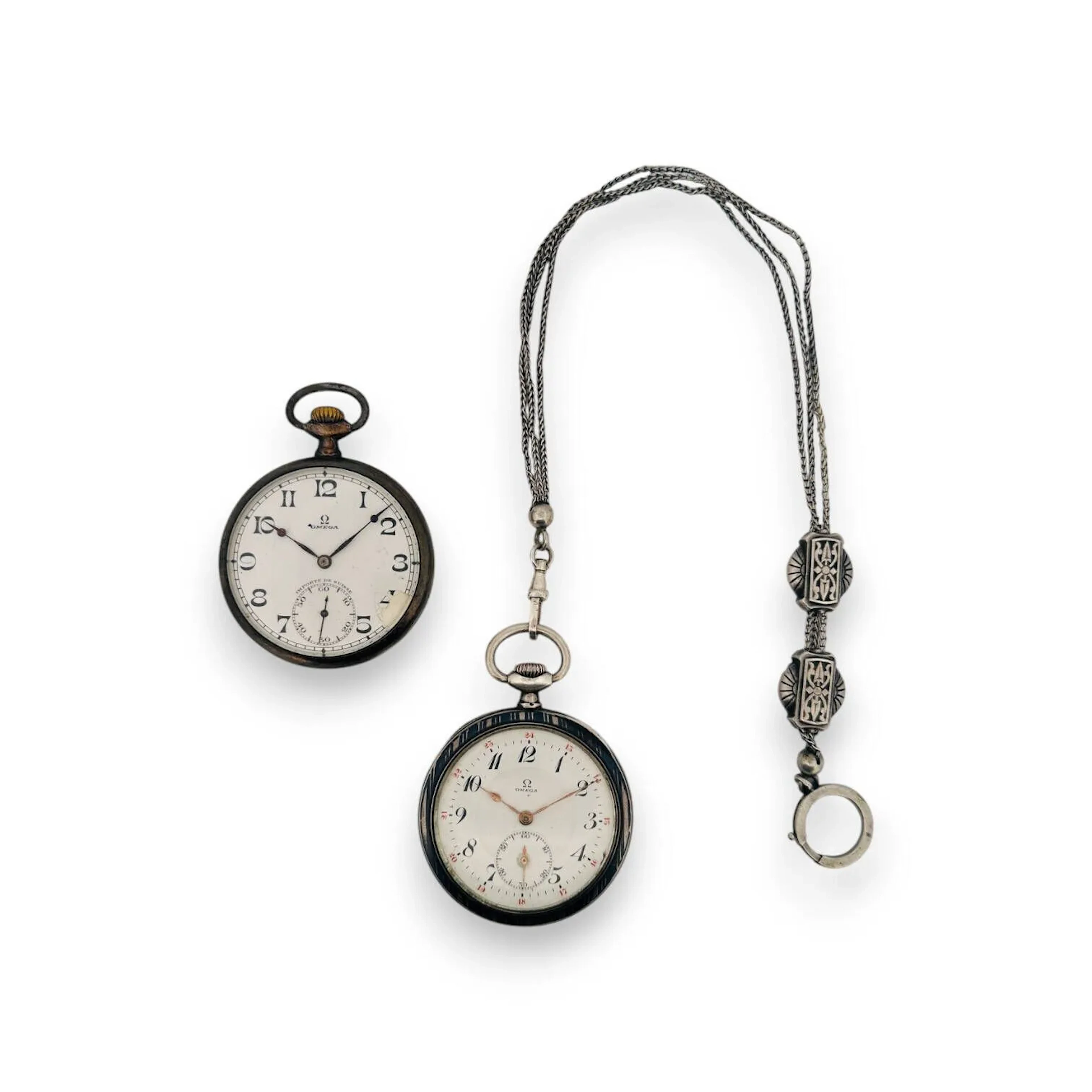 Lot de deux montres comprenant: - OMEGA Montre de gousset en argent (800), cadran émaillé blanc signé à chiffres arabes noirs pour les heures et rouges pour les minutes, trotteuse à 6 heures. Boîtier à décor en argent et argent niellé à décor sur le couvercle d'un cartouche vierge feuillagé. Cache-poussière en argent (800) signé et numéroté "6222055". Mouvement mécanique à remontage manuel Diam. 53 mm Chaîne de montre en argent (800) Poids brut: 92,3 gr Accident à l'émail, aiguille tordue - OMEGA Montre de gousset en argent (800), cadran émaillé blanc signé à chiffres arabes noirs pour les heures, chemin de fer et trotteuse à 6 heures. Boîtier à décor en argent guilloché (800) , intérieur signé et numéroté "7350717" et cache-poussière en argent (800) signé et numéroté "6222055". Bélière et remontoir en métal. Mouvement mécanique à remontage manuel Diam. 53 mm Poids brut: 77,1 gr Accident à l'émail, aiguille tordue